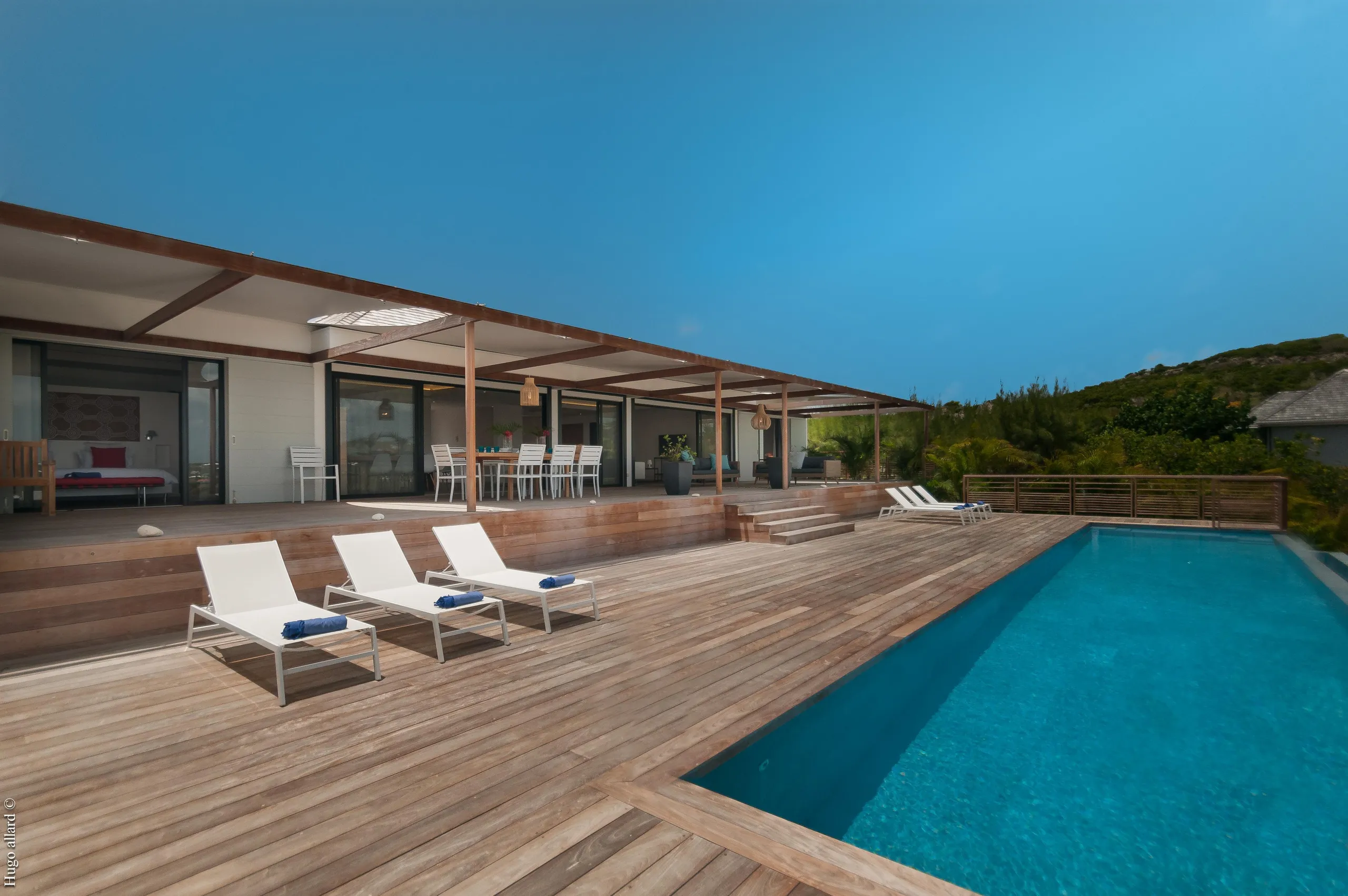 Exquisite Seaside Villa with Infinity Pool and Oceanview Patio Dining — photograph 2