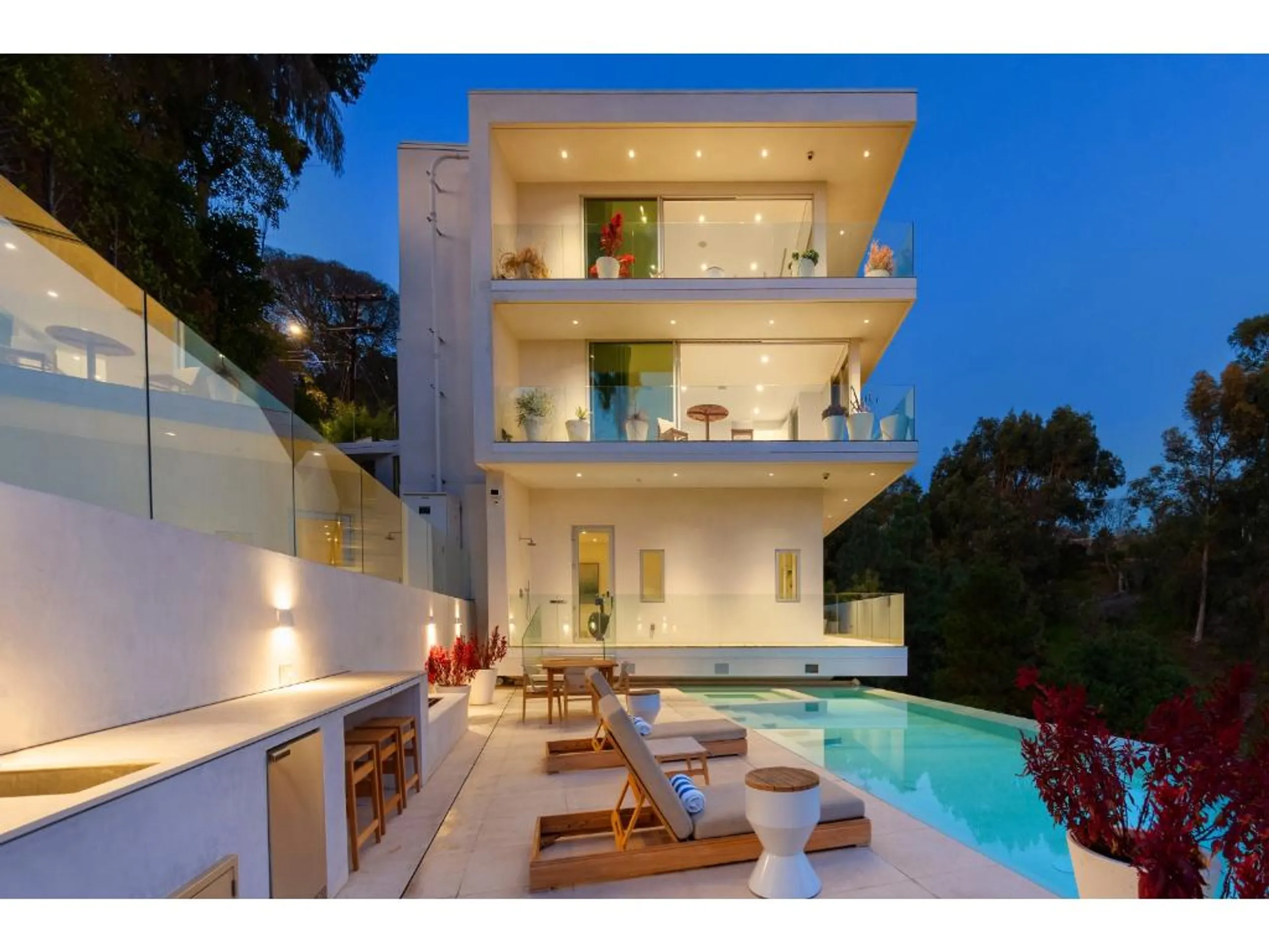Glamorous Beverly Grove Villa with Invigorating Pool — photograph 7