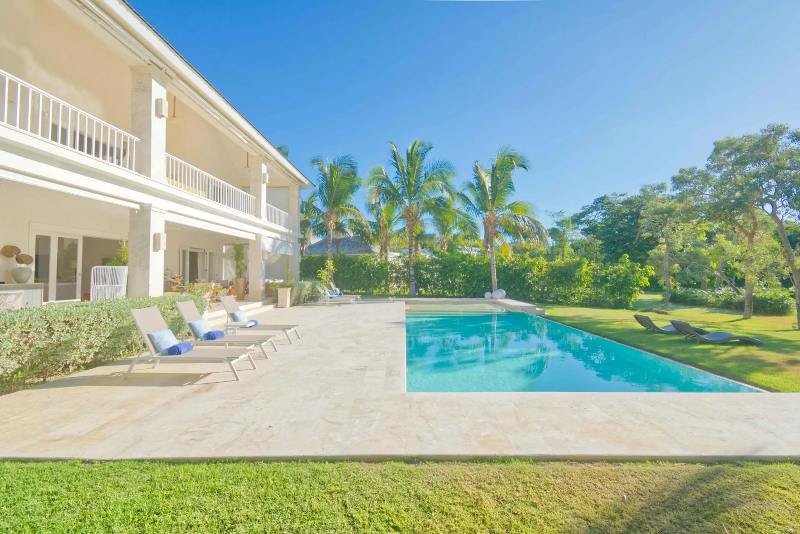 Inspiring Punta Cana Estate with Invigorating Pool and Stunning Lake Views — photograph 3
