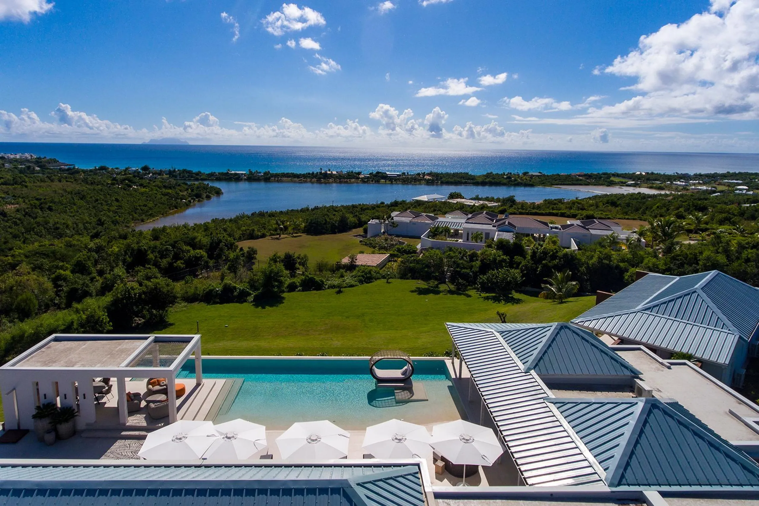 Exclusive Luxe Retreat with Infinity Pool and Breathtaking Ocean Views — photograph 8