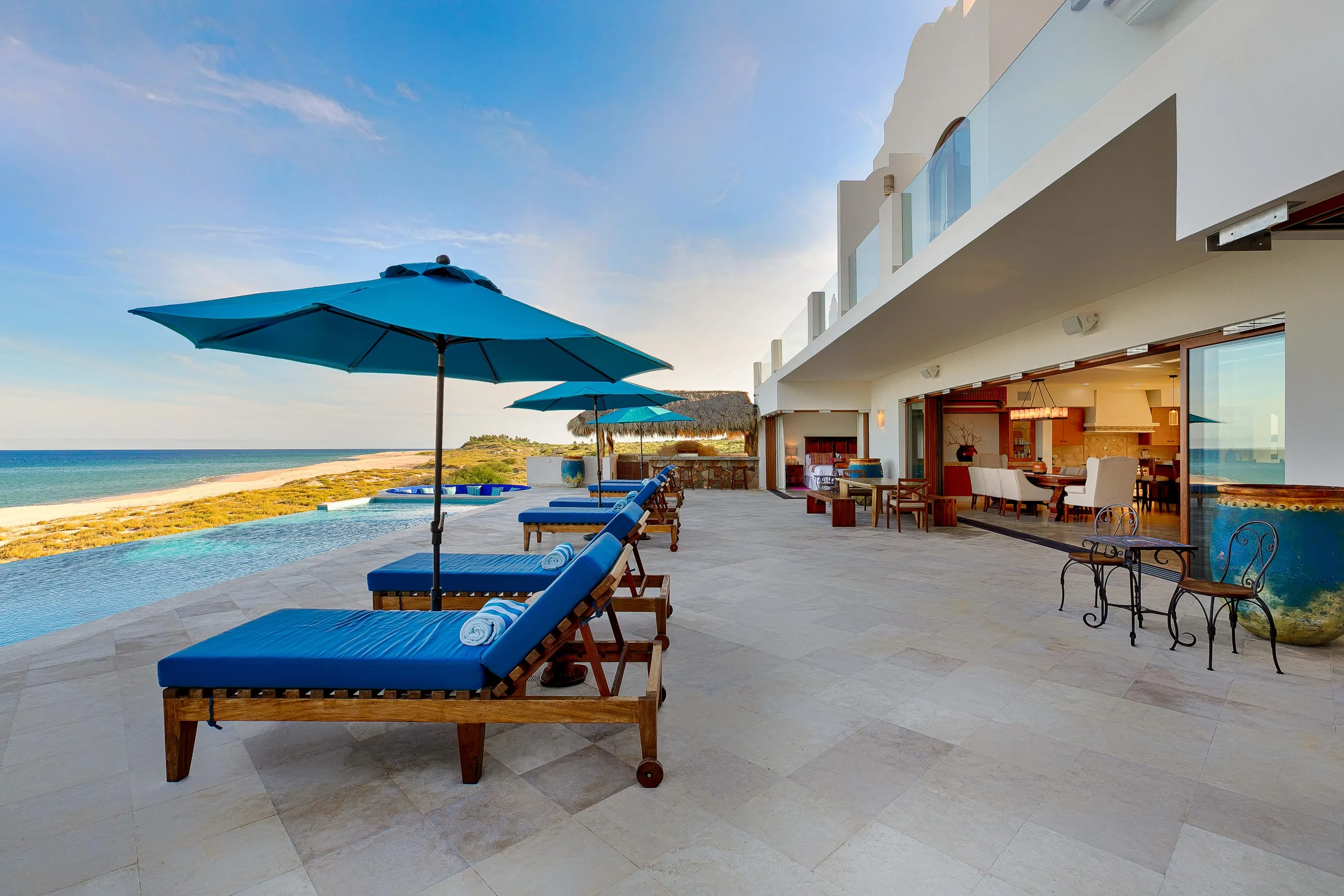 Stunning Los Frailes Villa with Invigorating Pool and Walks to Beach — photograph 6