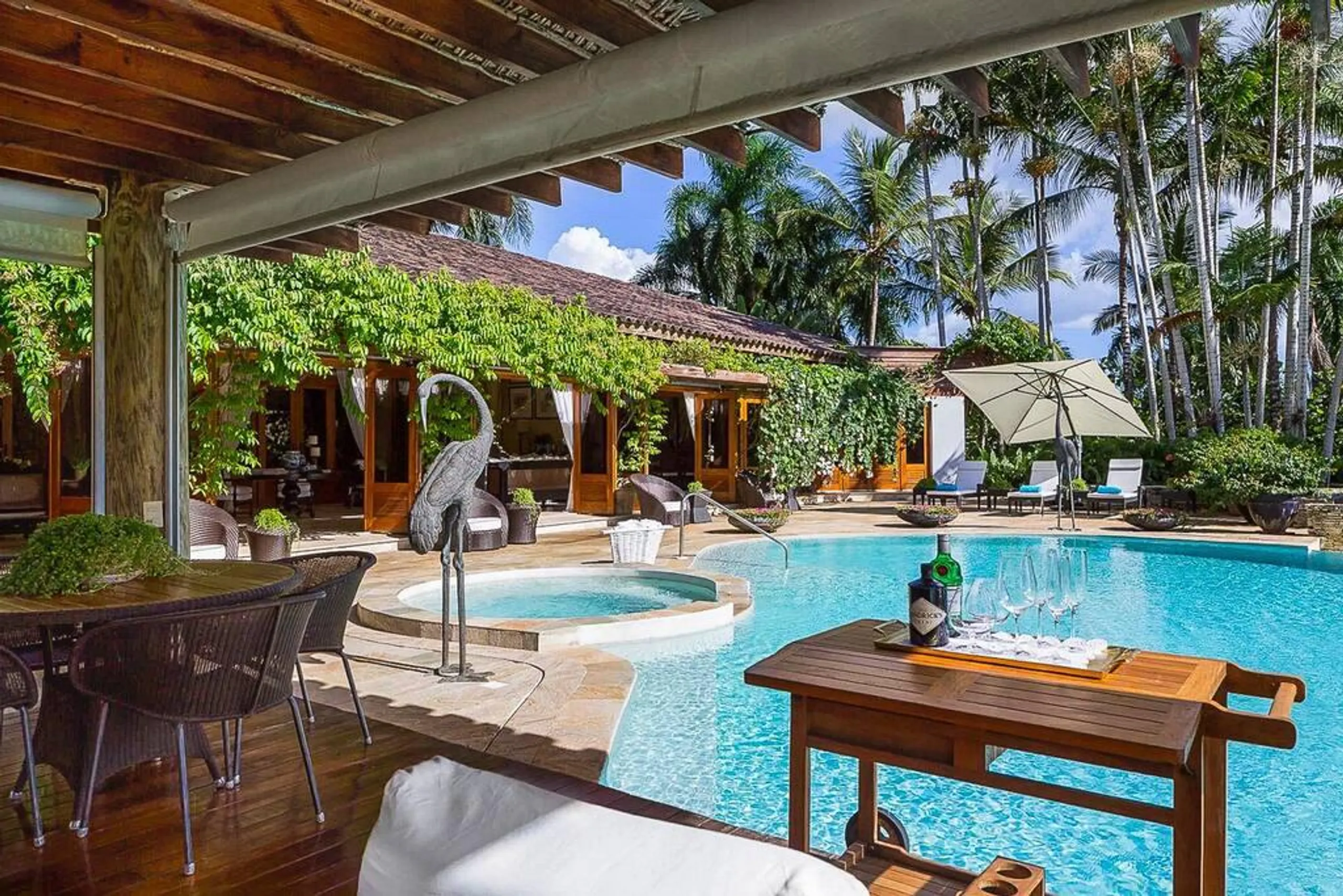 Refined Tropical Retreat with Private Pool and Gazebo — photograph 2
