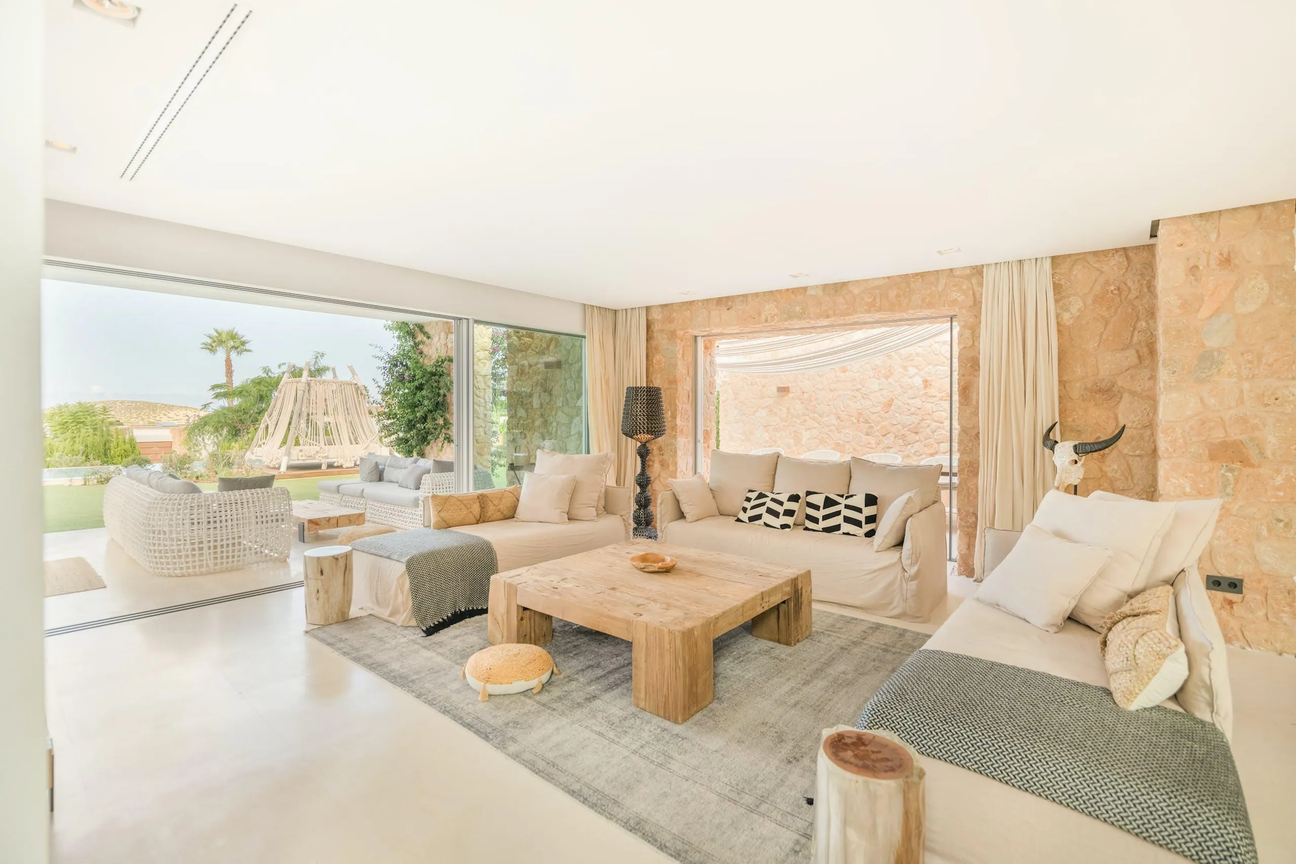 Chic San Jose villa with Crystalline Pool, Gazebo, and Dining Al-Fresco — photograph 10
