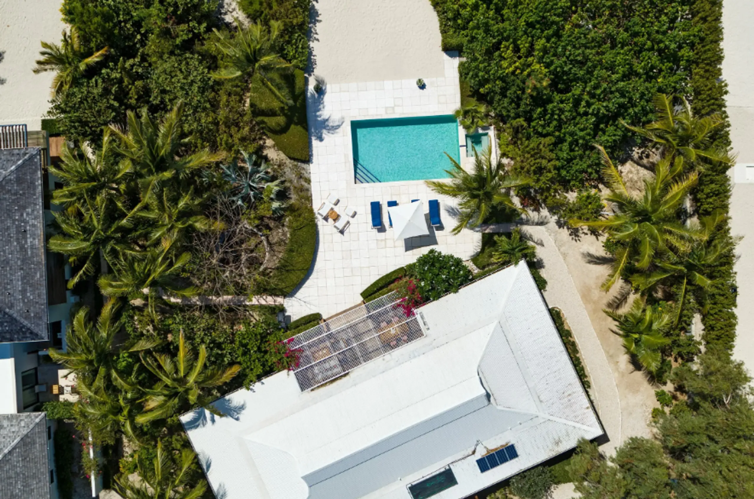 Timeless Beach House Experience with Stunning Views of Shimmering Sea — photograph 5
