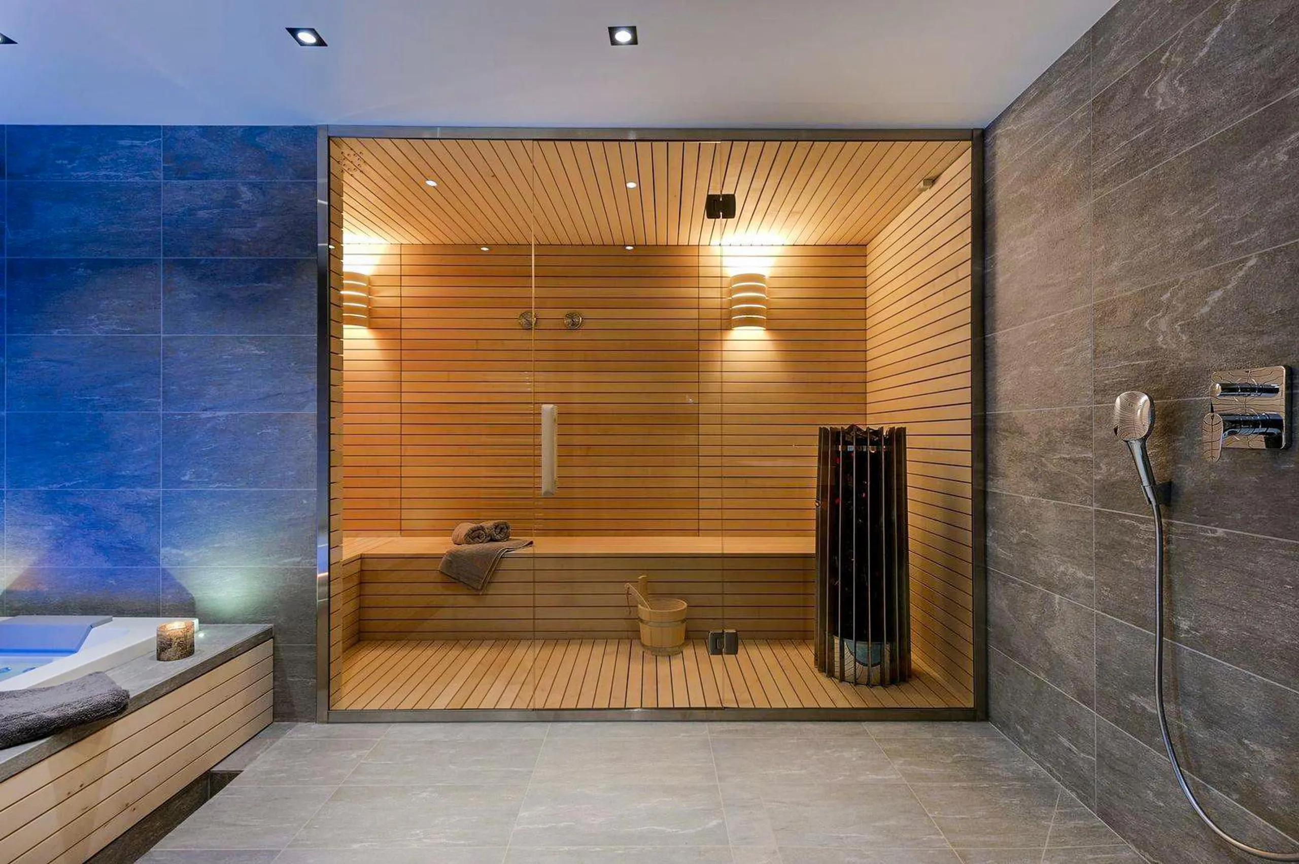 Stunning 6-Bedroom Chalet with Outdoor Jacuzzi and Scenic Views — photograph 12
