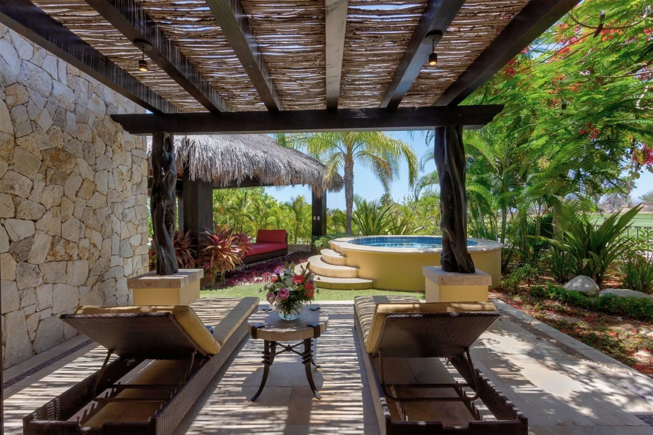 Majestic View Estate with Infinity Pool overlooking the 12th Hole Golf Course — photograph 9