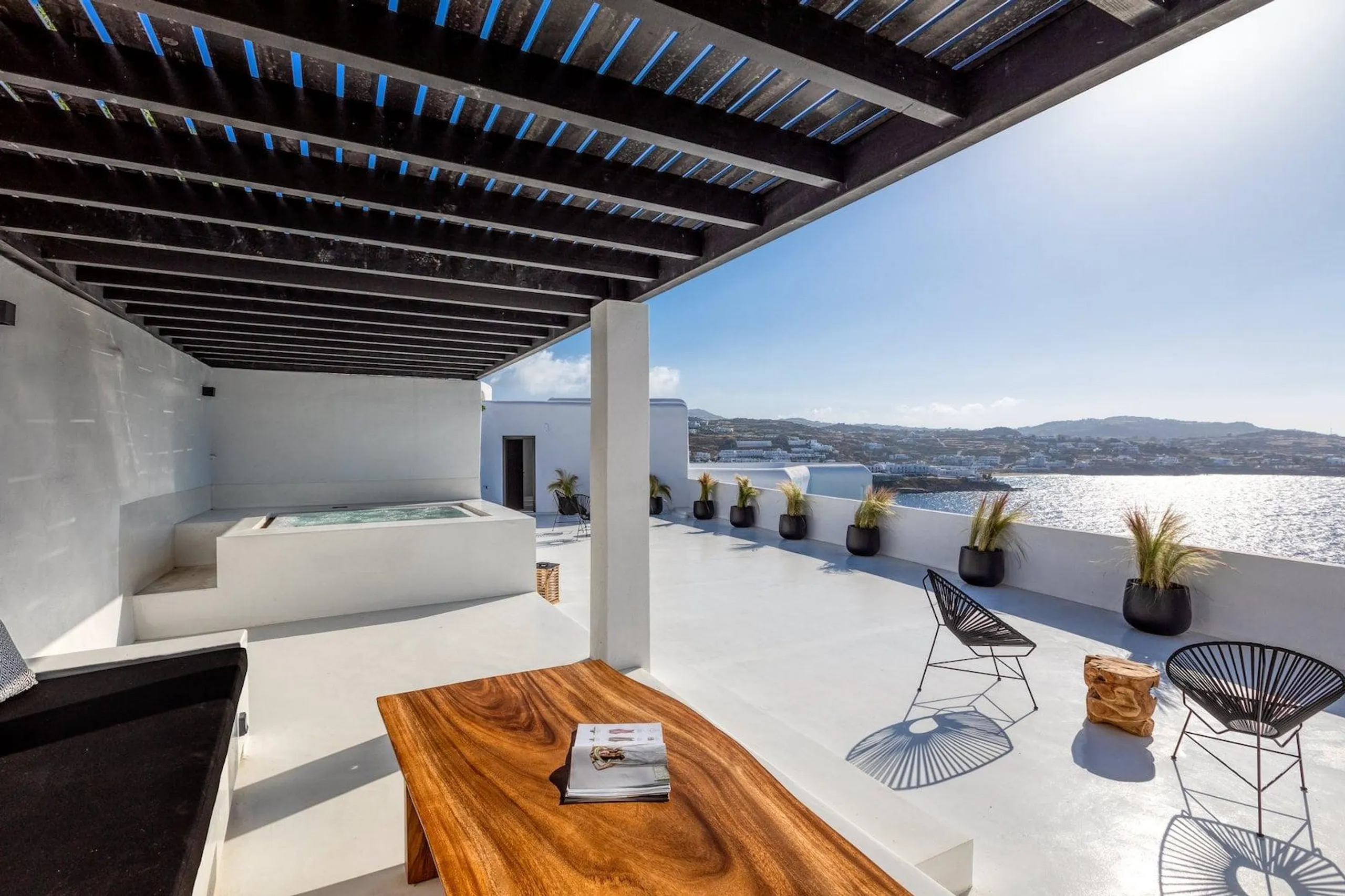 Abundant Mykonos Estate with Crystalline Pool and Jacuzzi — photograph 5