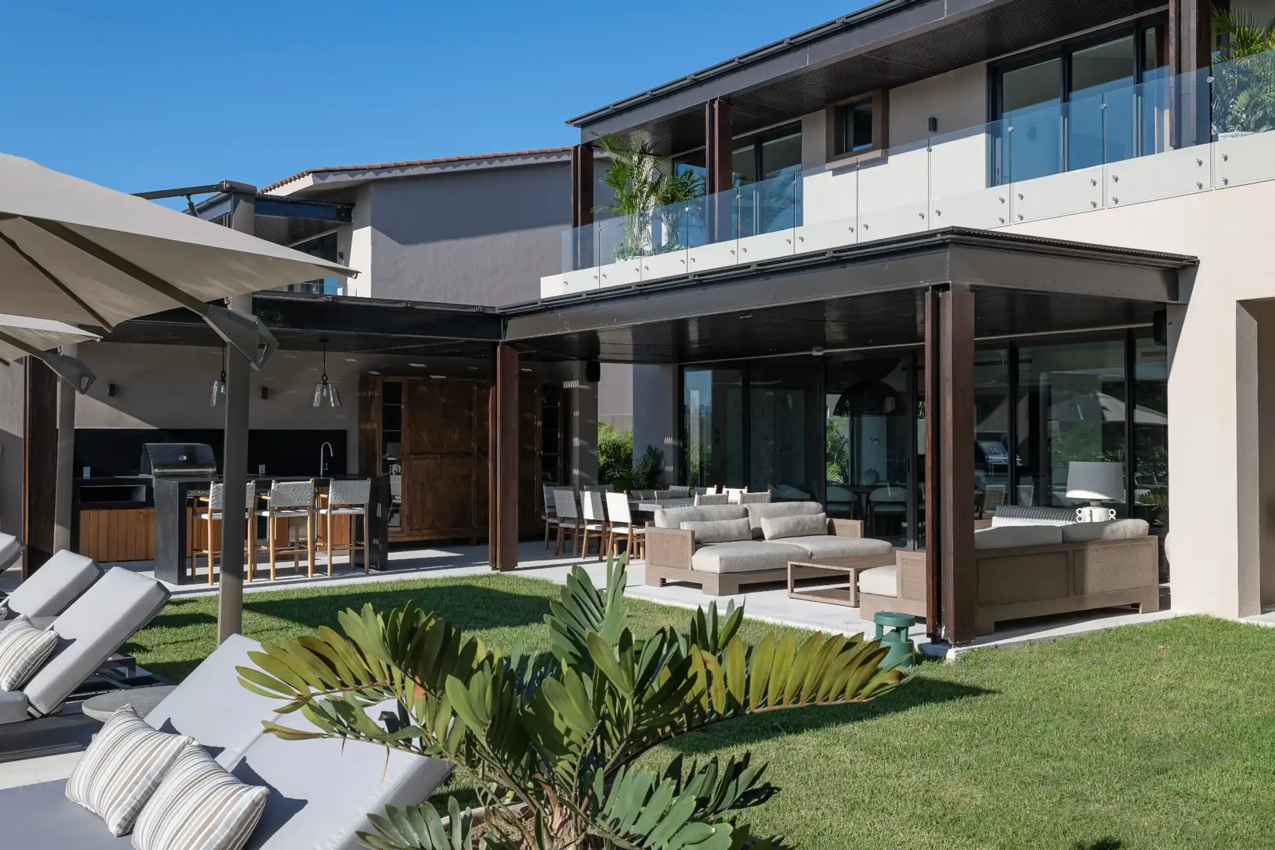 Elegant Porta Fortuna Villa with Private Pool, Jacuzzi & Panoramic Vistas — photograph 9