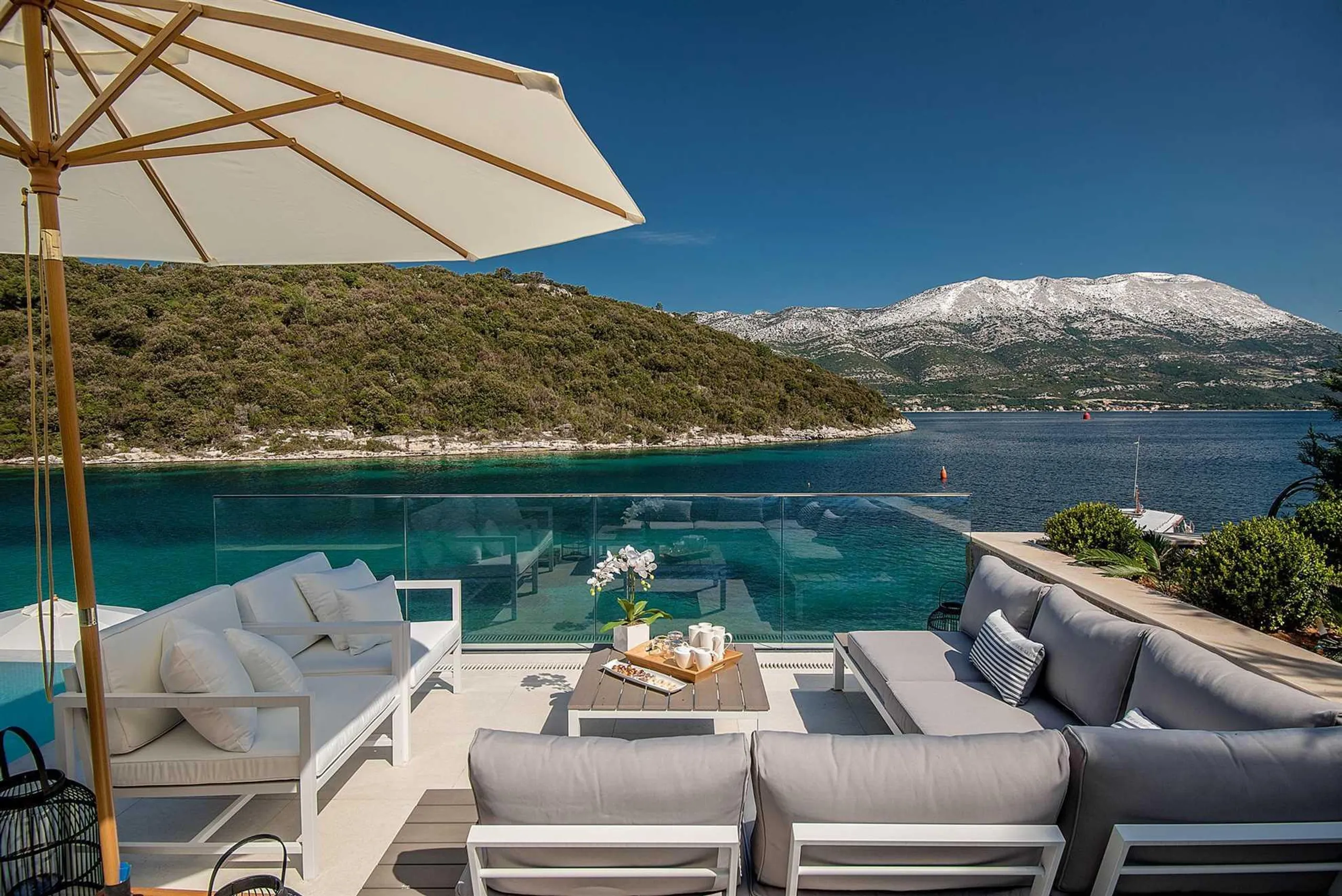 Splendid Modern Villa with Private Pool and Gorgeous Bay View — photograph 7