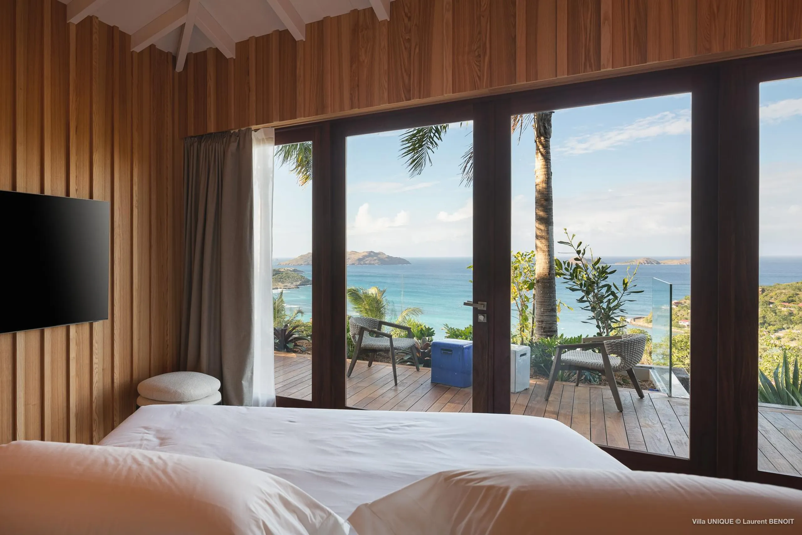 Stunning and Unique Saint Barts showplace villa with infinity pool — photograph 11