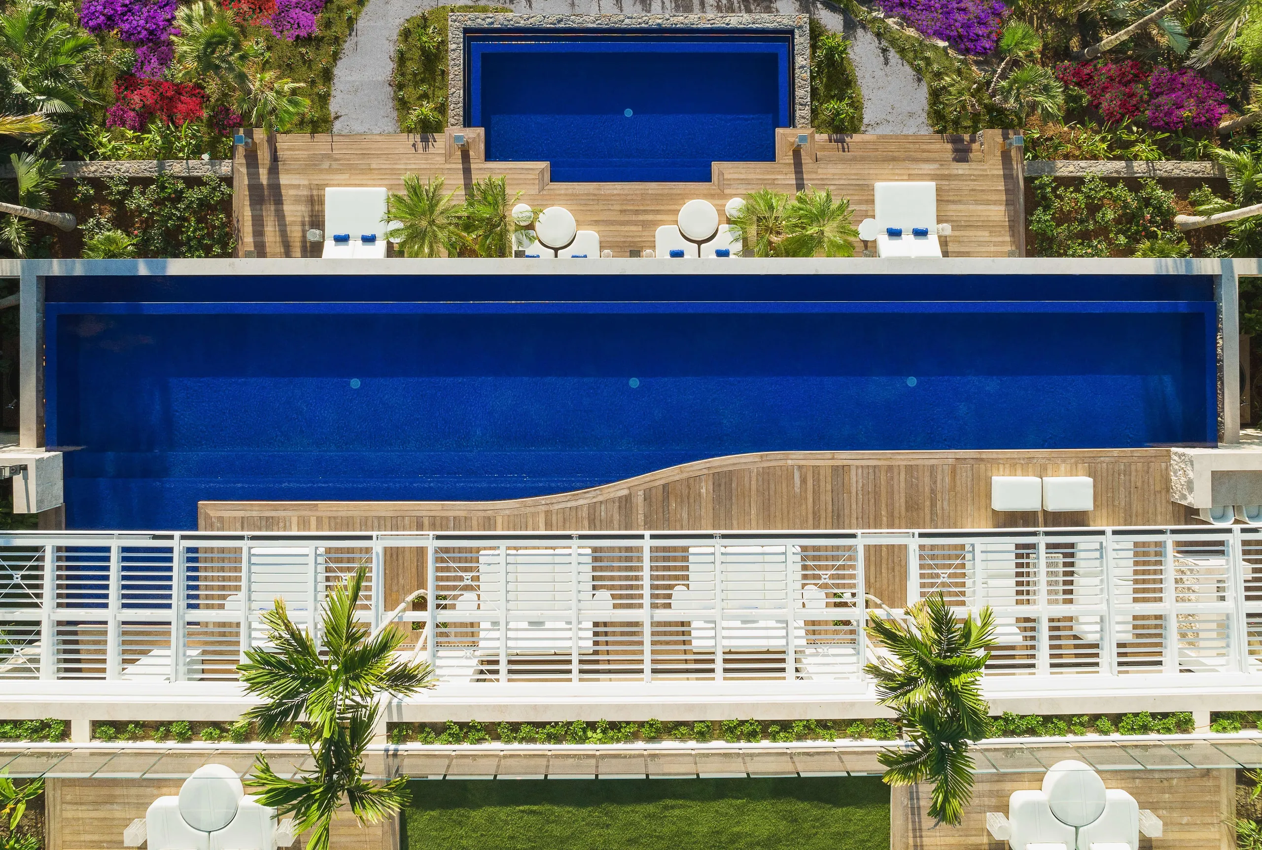 Majestic Ultra Villa with Infinity Pools and Ocean Views — photograph 6