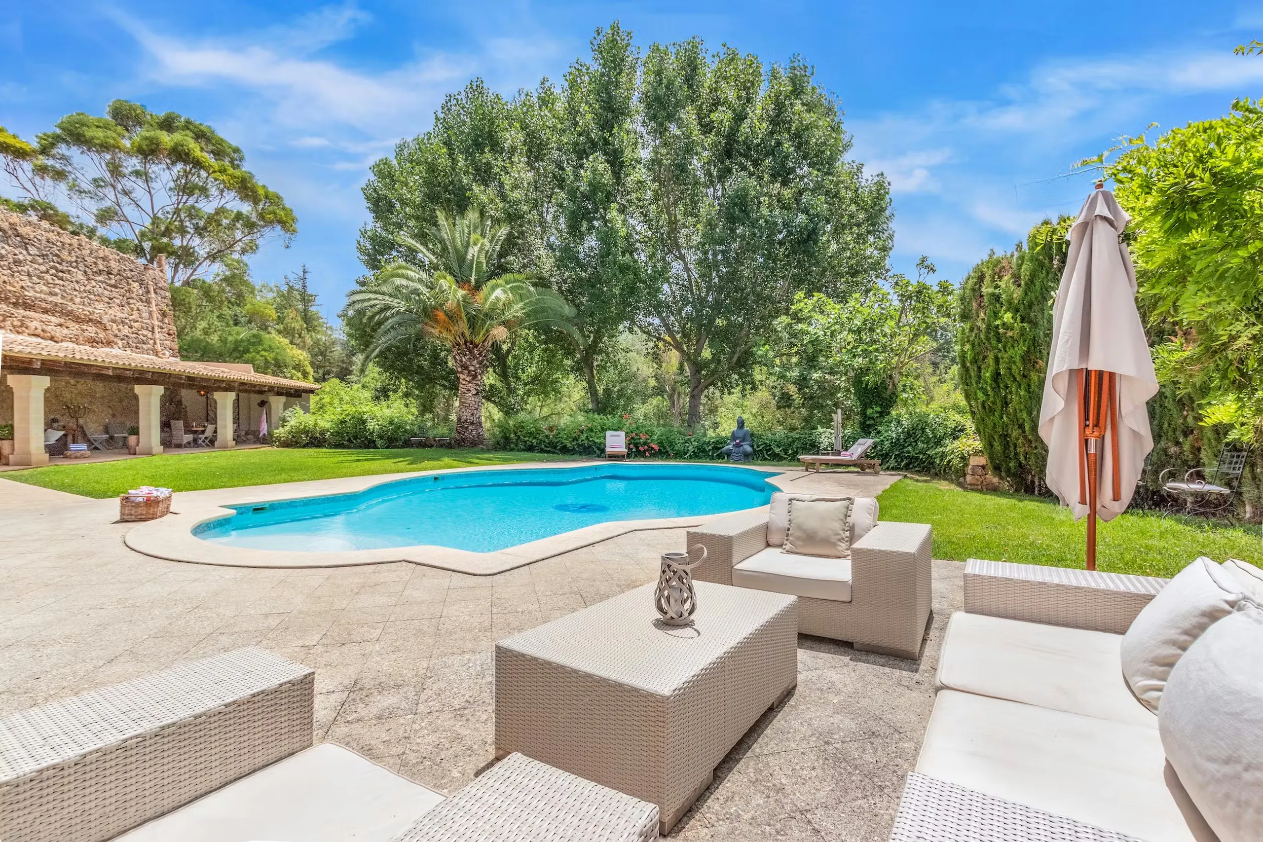 Rustic-Luxe Countryside Escape with Private Pool and Stunning Lush Gardens — photograph 2