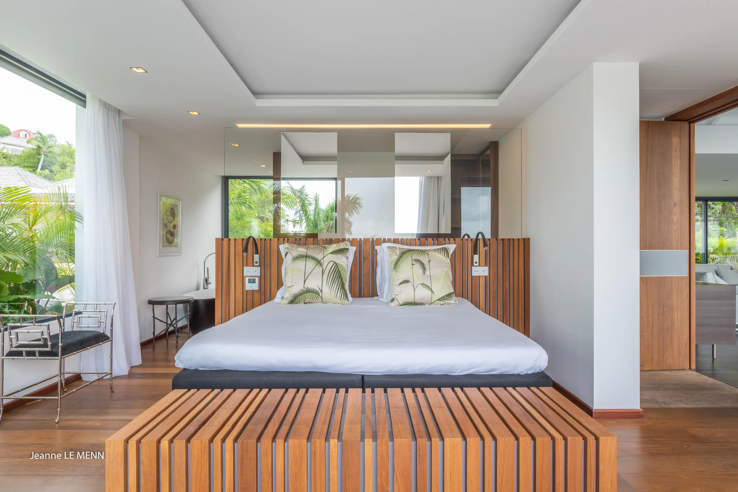 Captivating Tropical Villa with Infinity Pool and Fitness Room — photograph 7