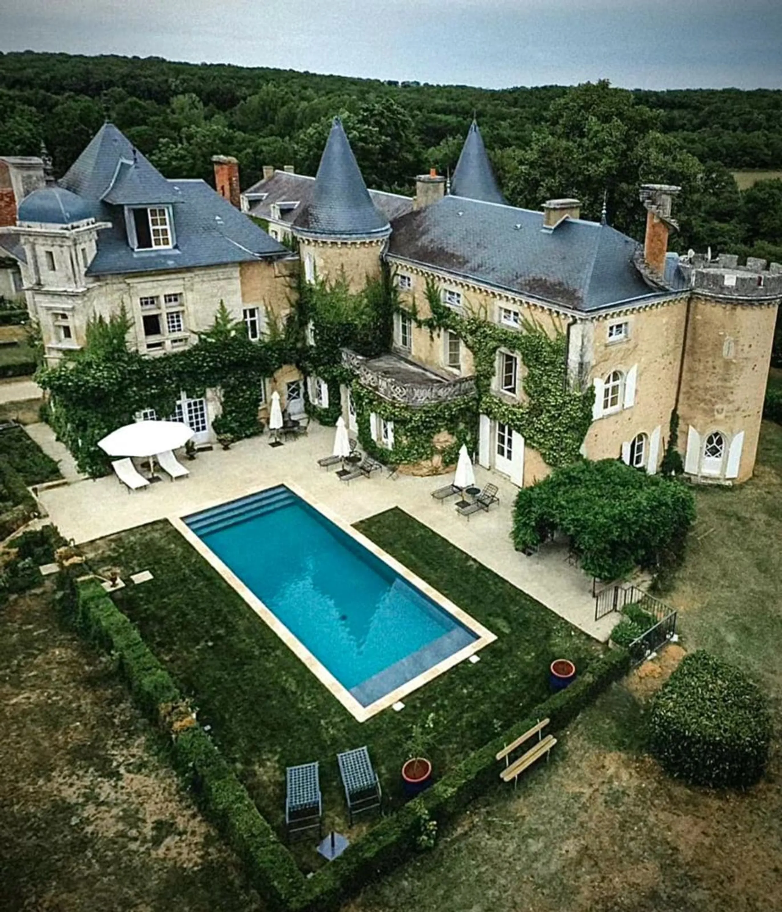 Breathtakingly Beautiful 16th Century Estate with Private Pools and Overlooking Views of Anglin River — photograph 4