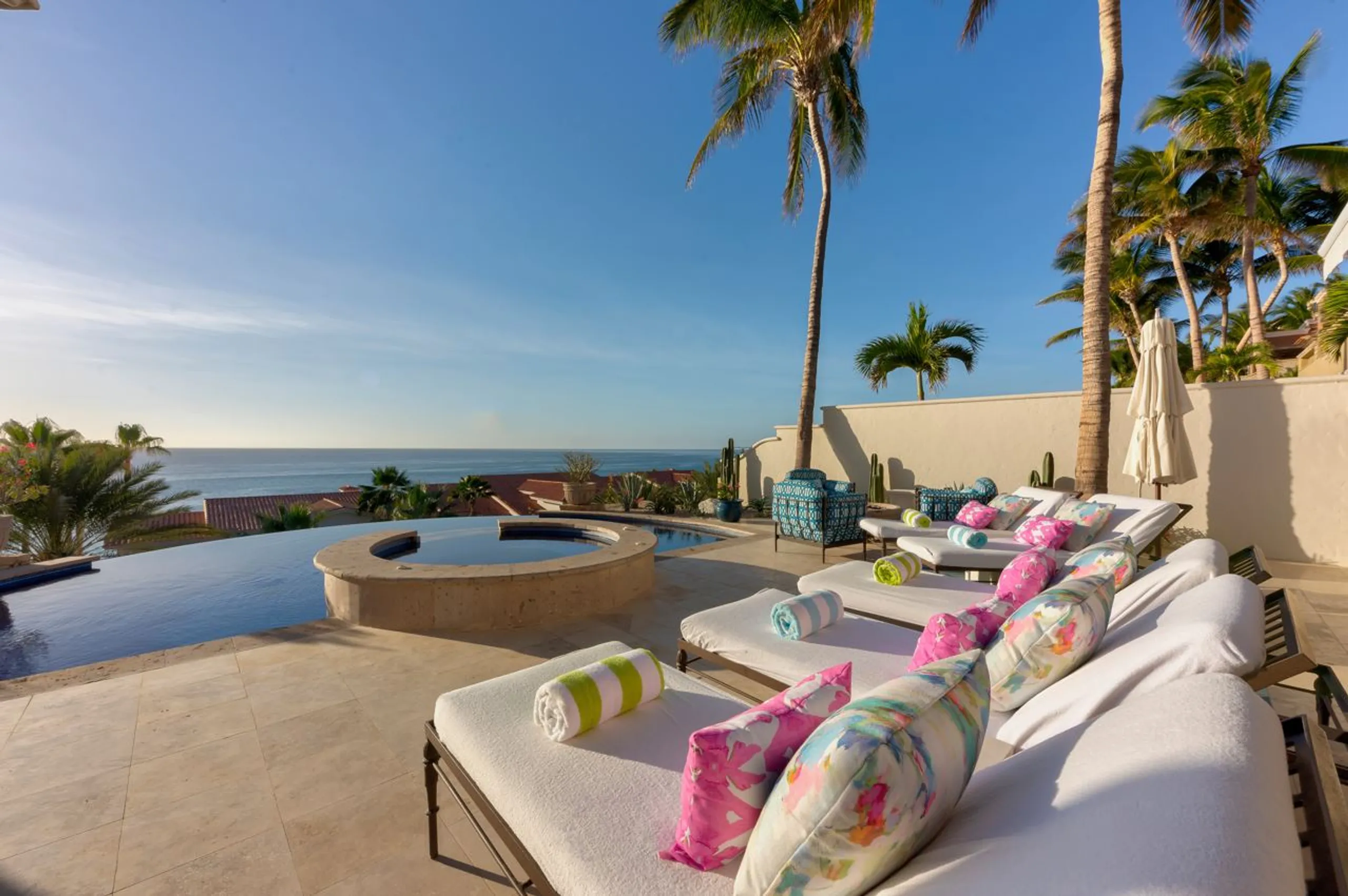 Lavish  5-Bedroom Villa with Infinity Pool, Jacuzzi, Resort Access and Sea Views — photograph 11