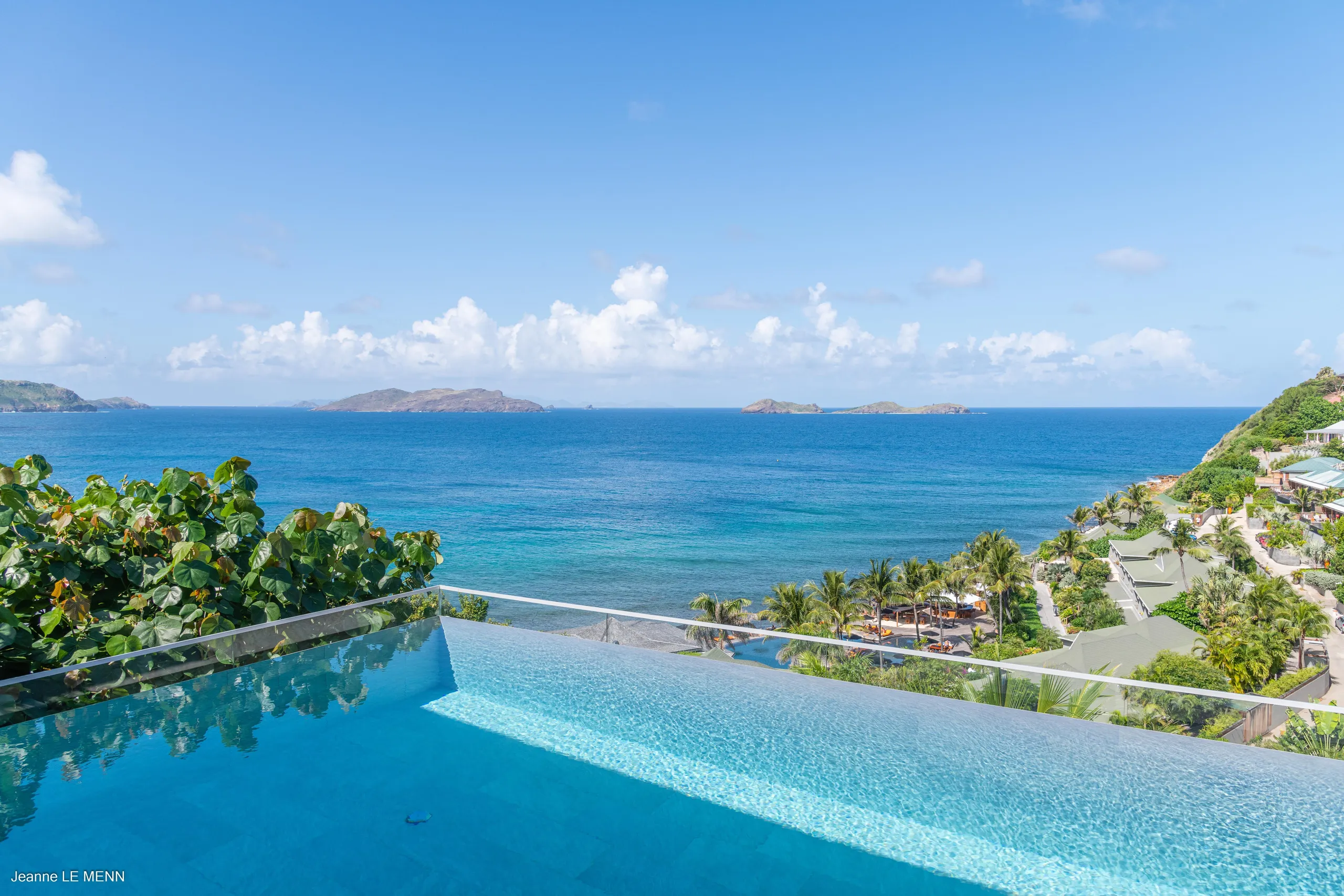 Breathtaking Beachfront Villa with Infinity Edge Pool and Patio Dining — photograph 2