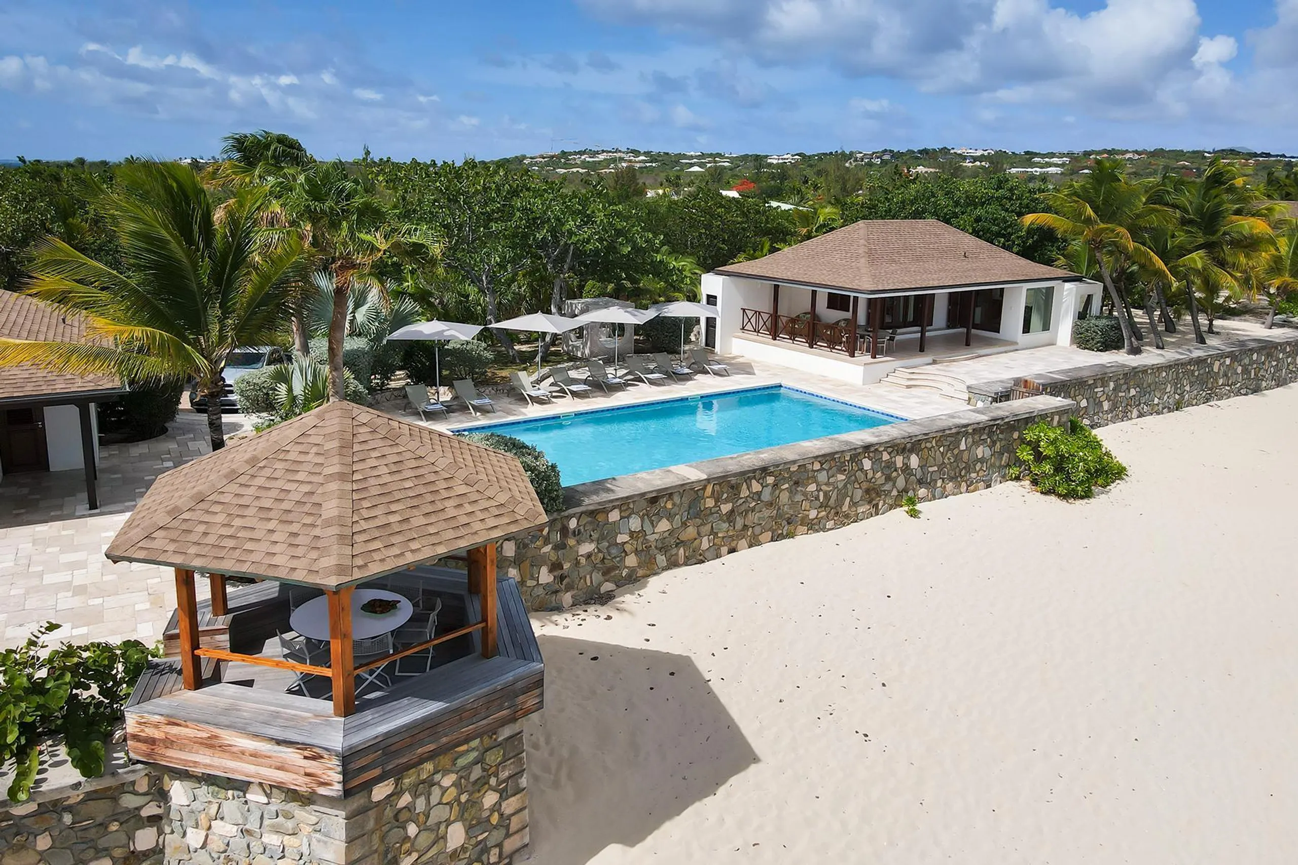 Beachfront Bliss: Luxury Villa Rental with Breathtaking Views and Serene Gardens — photograph 3