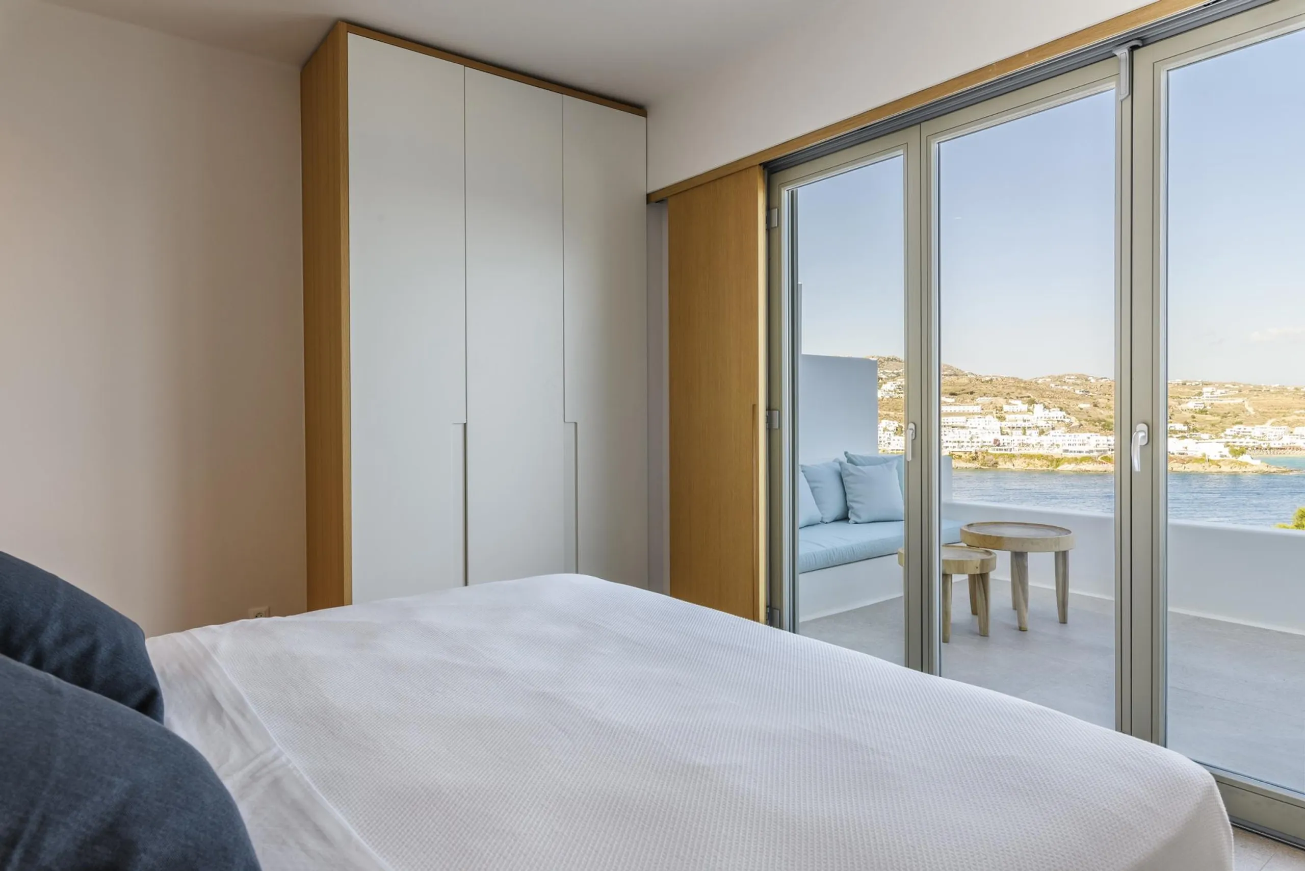 Majestic Mykonos Villa with Beautiful Pool and Sun Deck — photograph 8