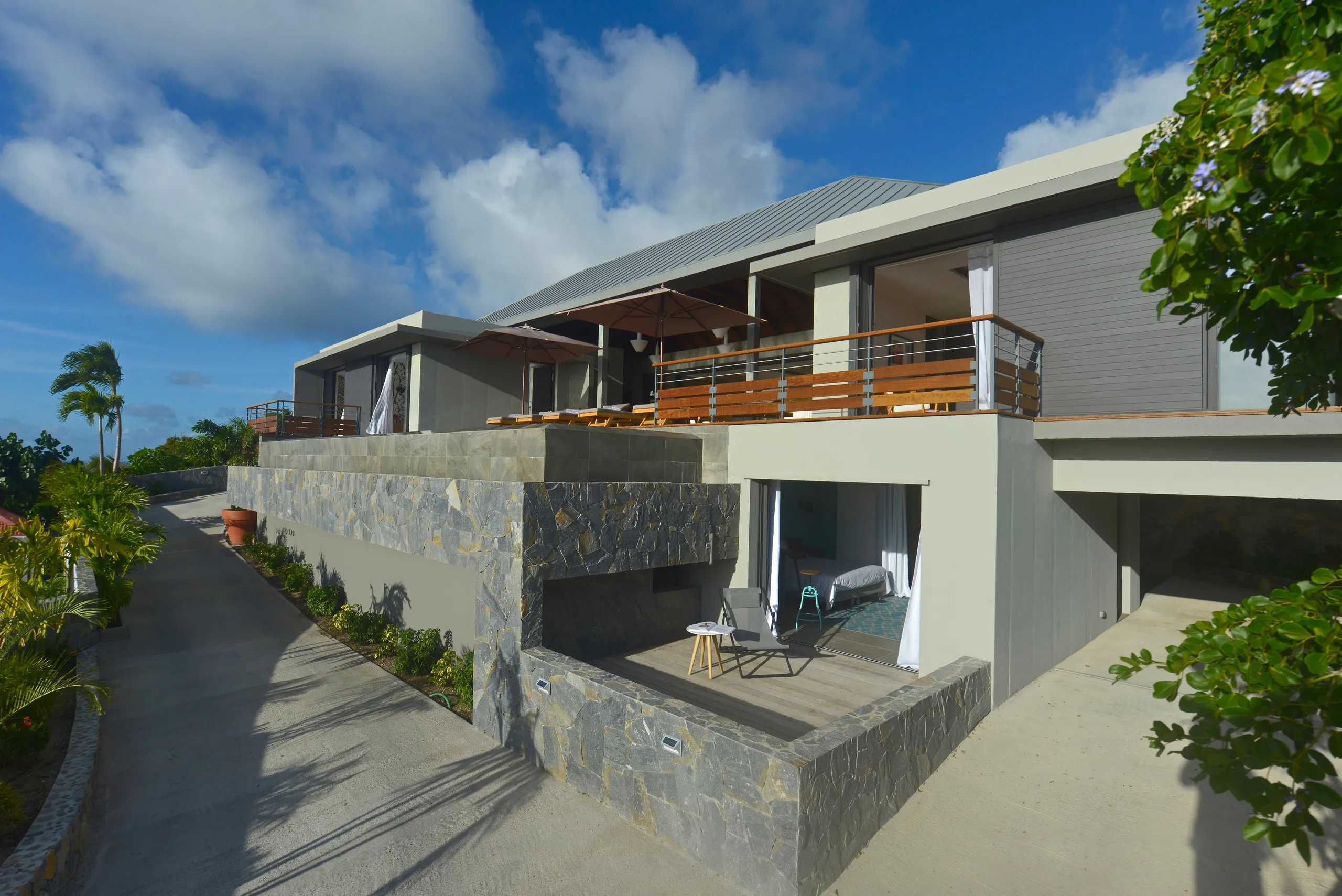 Pristine Paradise Villa with Infinity Pool and Oceanfront Views — photograph 4
