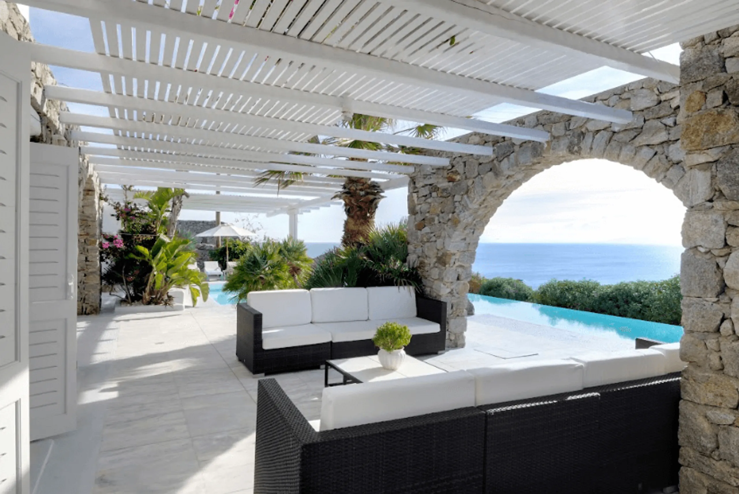 Luxuriate in this Exquisite Villa, Embracing Aleomandra's Idyllic Locale and Breathtaking Views — photograph 4