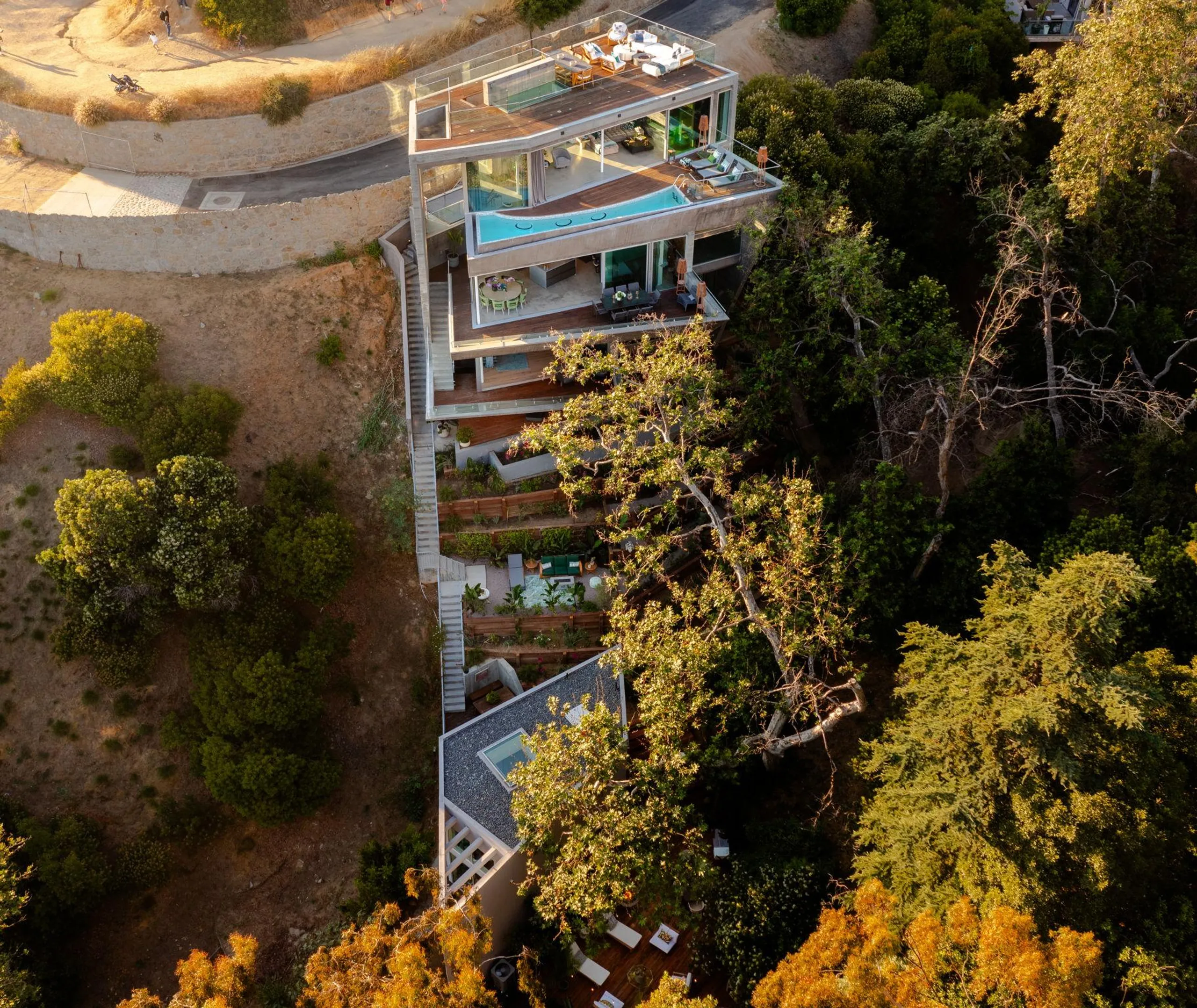 Exceptional Hollywood Hills Villa with Breathtaking Views of Los Angeles — photograph 5