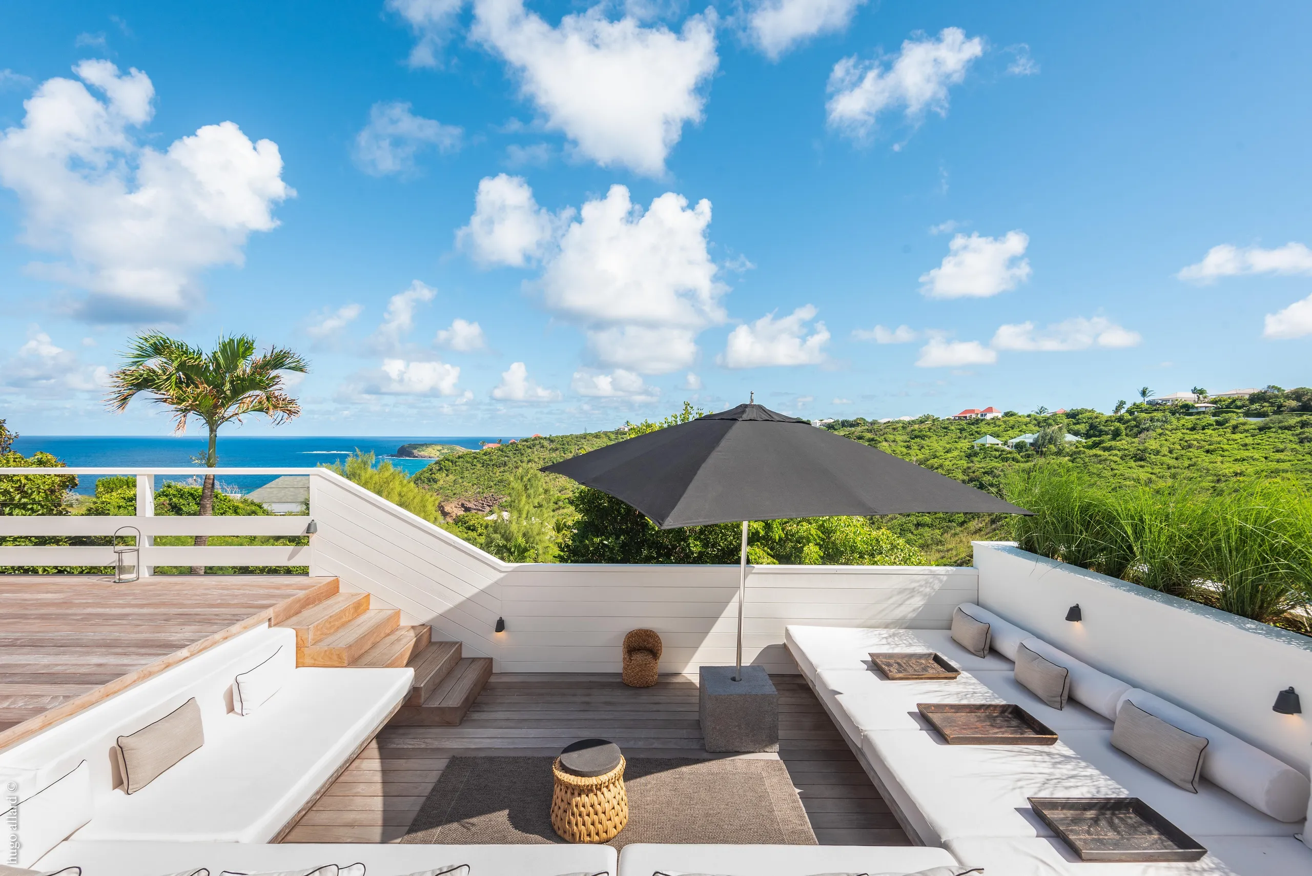 Glamorous Paradise Estate with Infinity Pool and Backyard Lounge — photograph 5