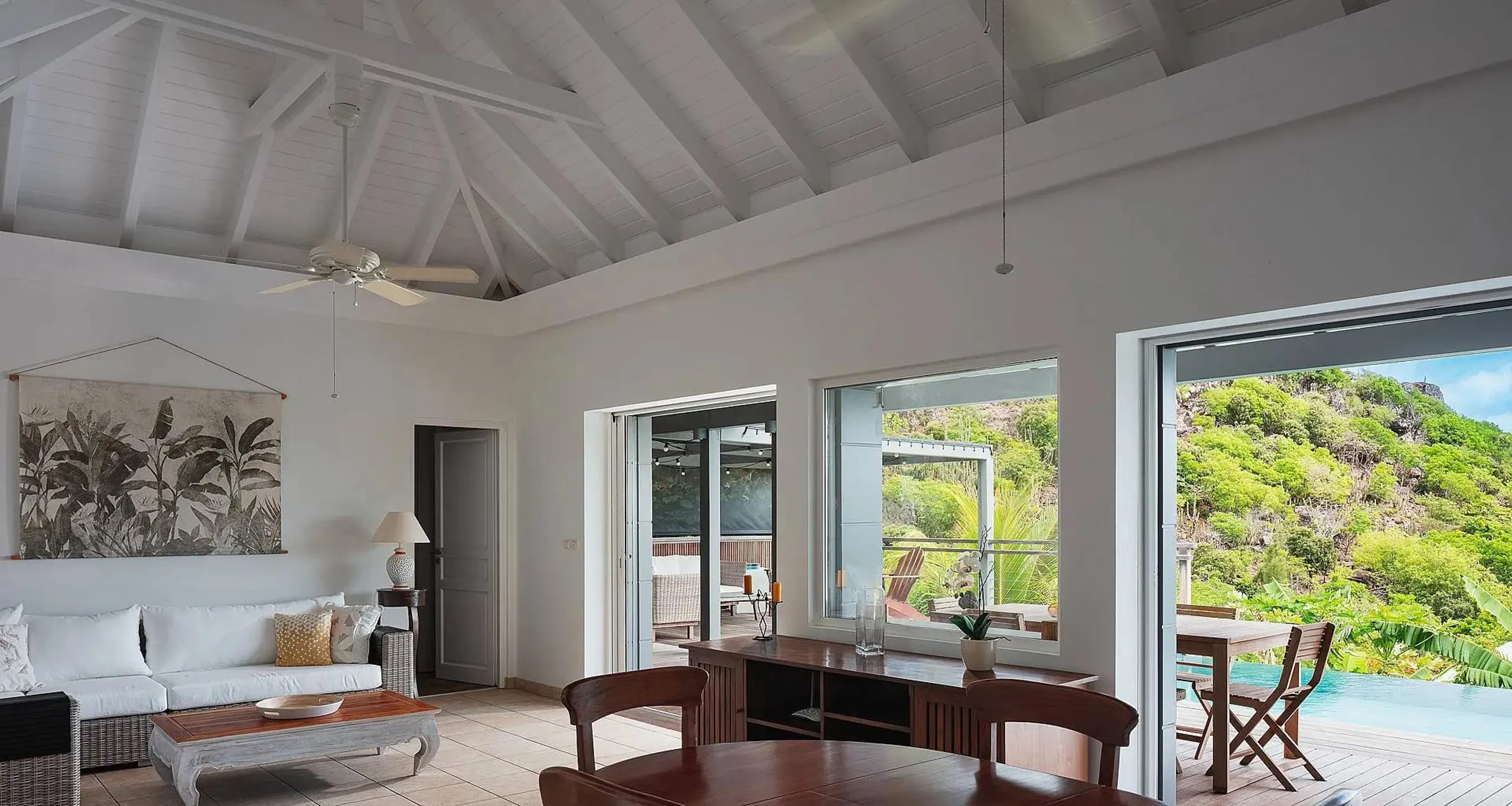 Serene Cul de Sac Villa with Infinity Pool and Stunning Ocean Views — photograph 7