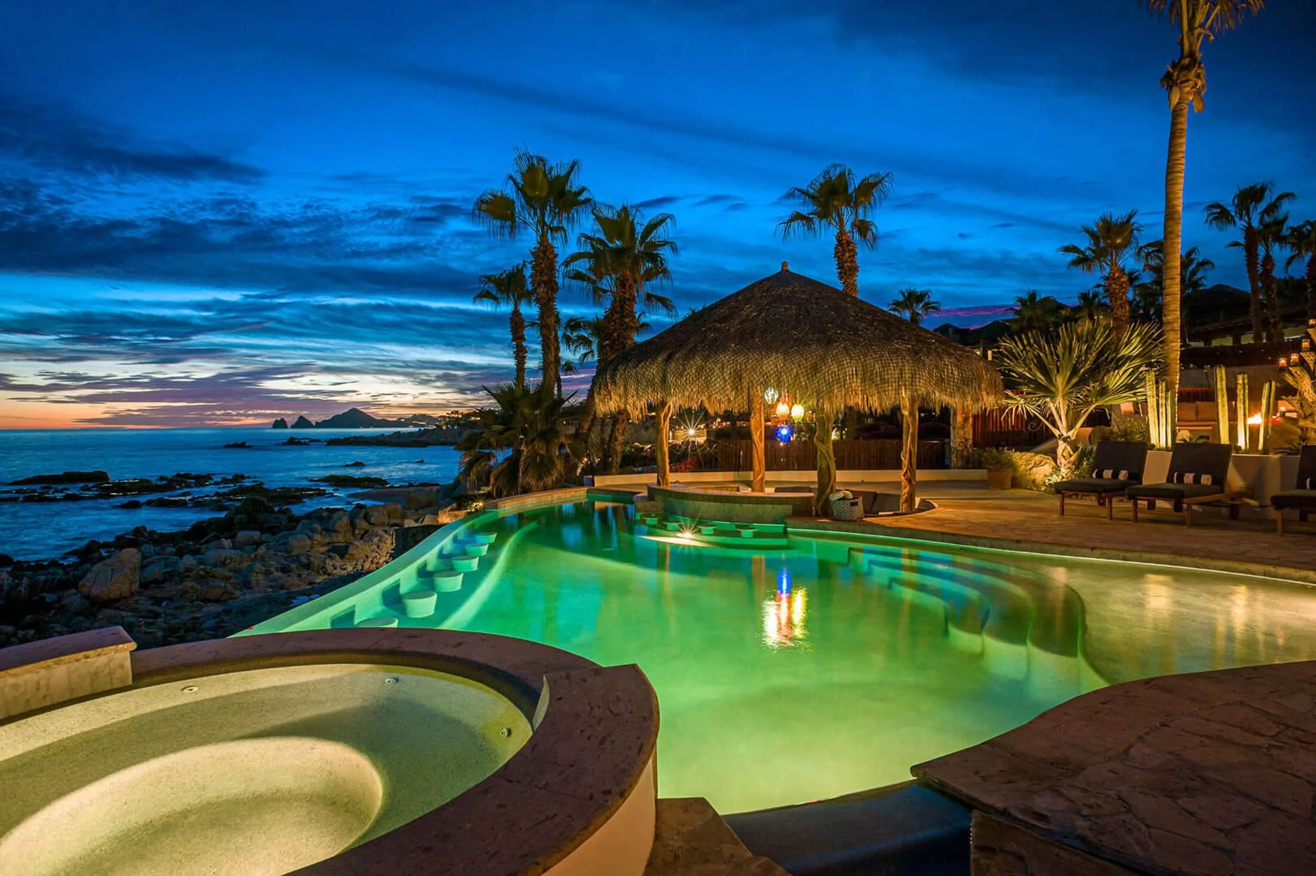 Deluxe Hacienda-Style Villa with Infinity Pool, Whale Watching and Private Beach Access — photograph 3