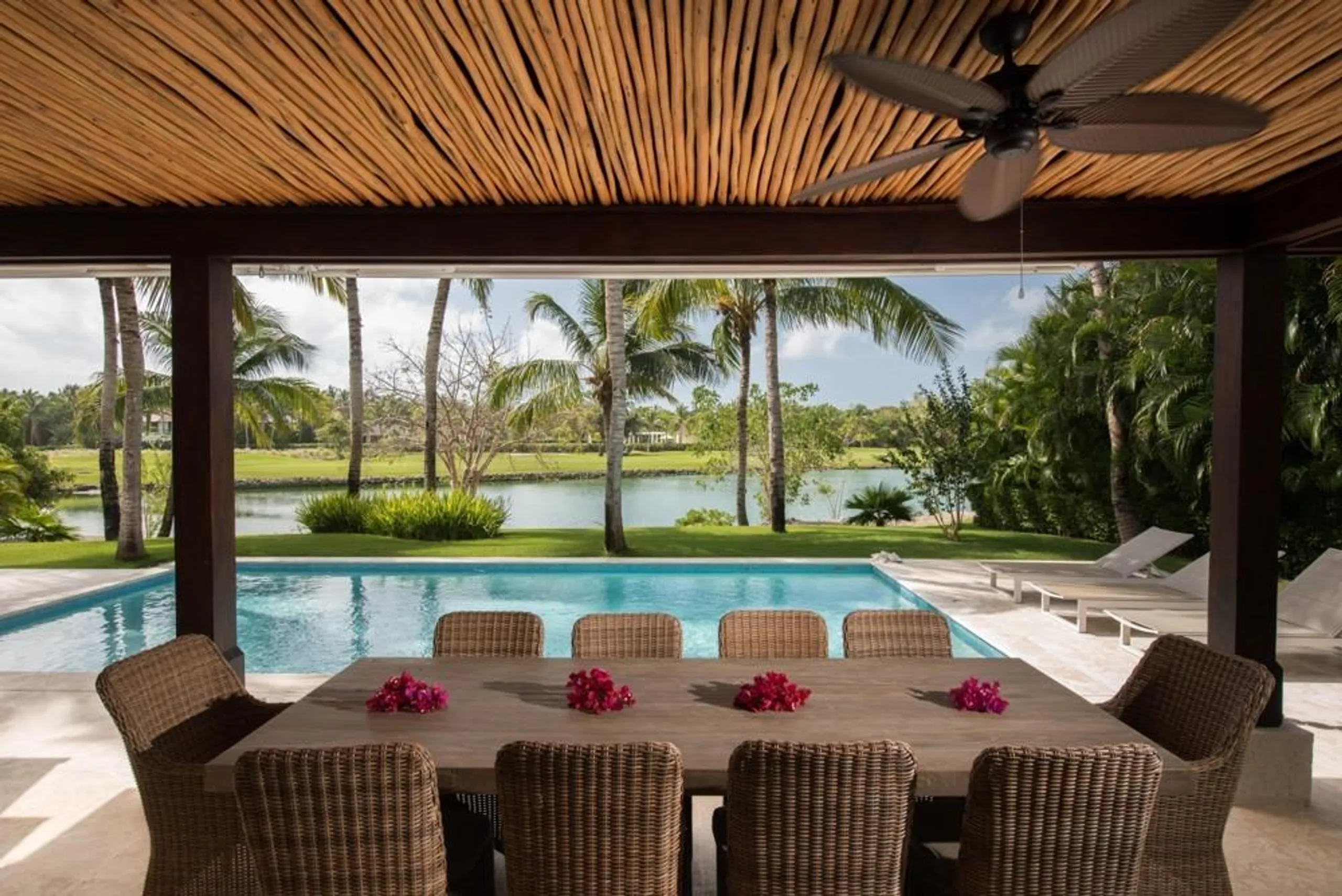 Luxurious Lake Front Villa with Open Design and Private Pool — photograph 7
