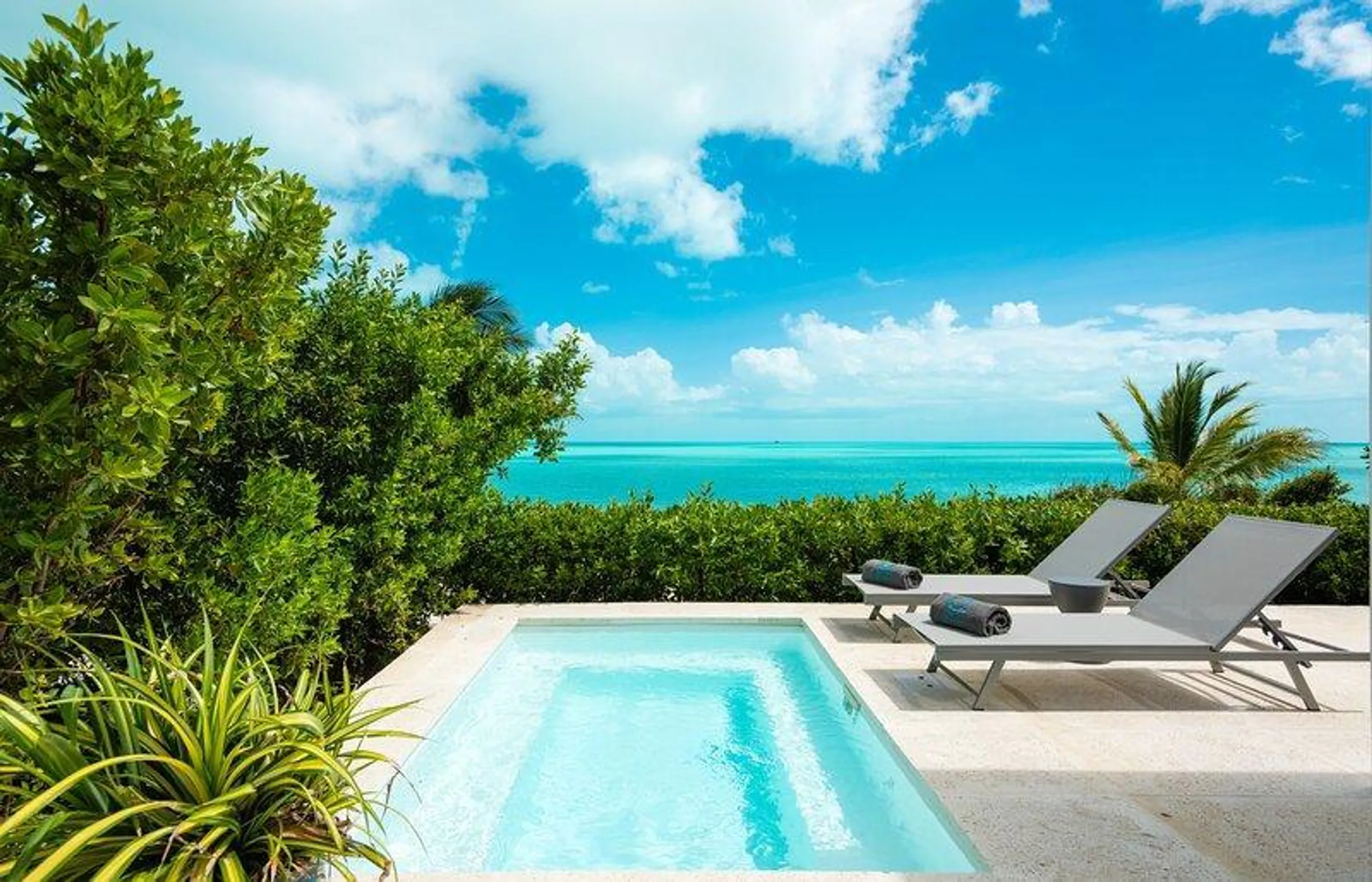 Long Bay Beach Sophisticated Oceanfront Villa Situated Almost on the Water's Edge — photograph 10