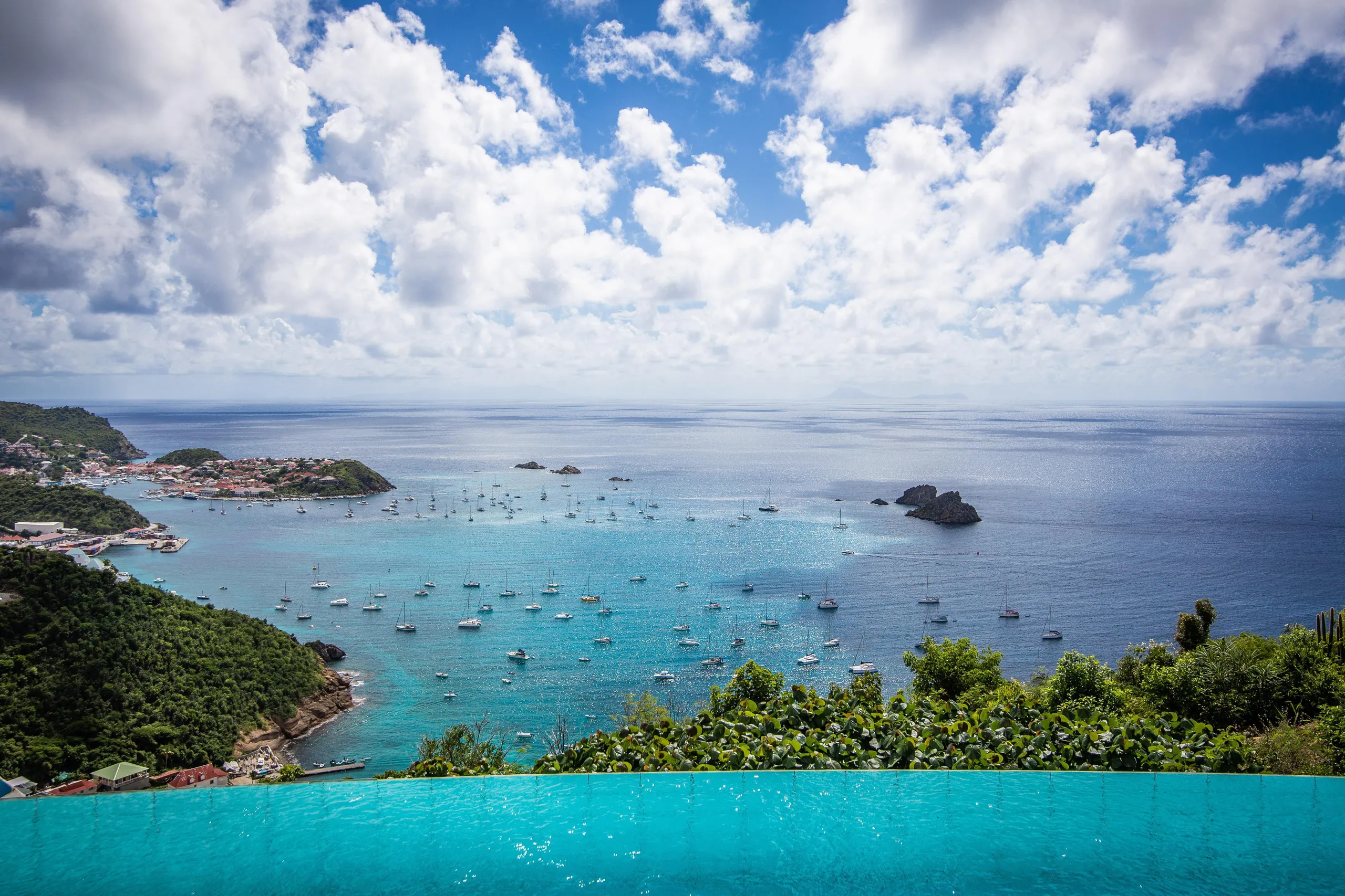 Noble Tropical Villa with Infinity Pool and Walks to Beach — photograph 5