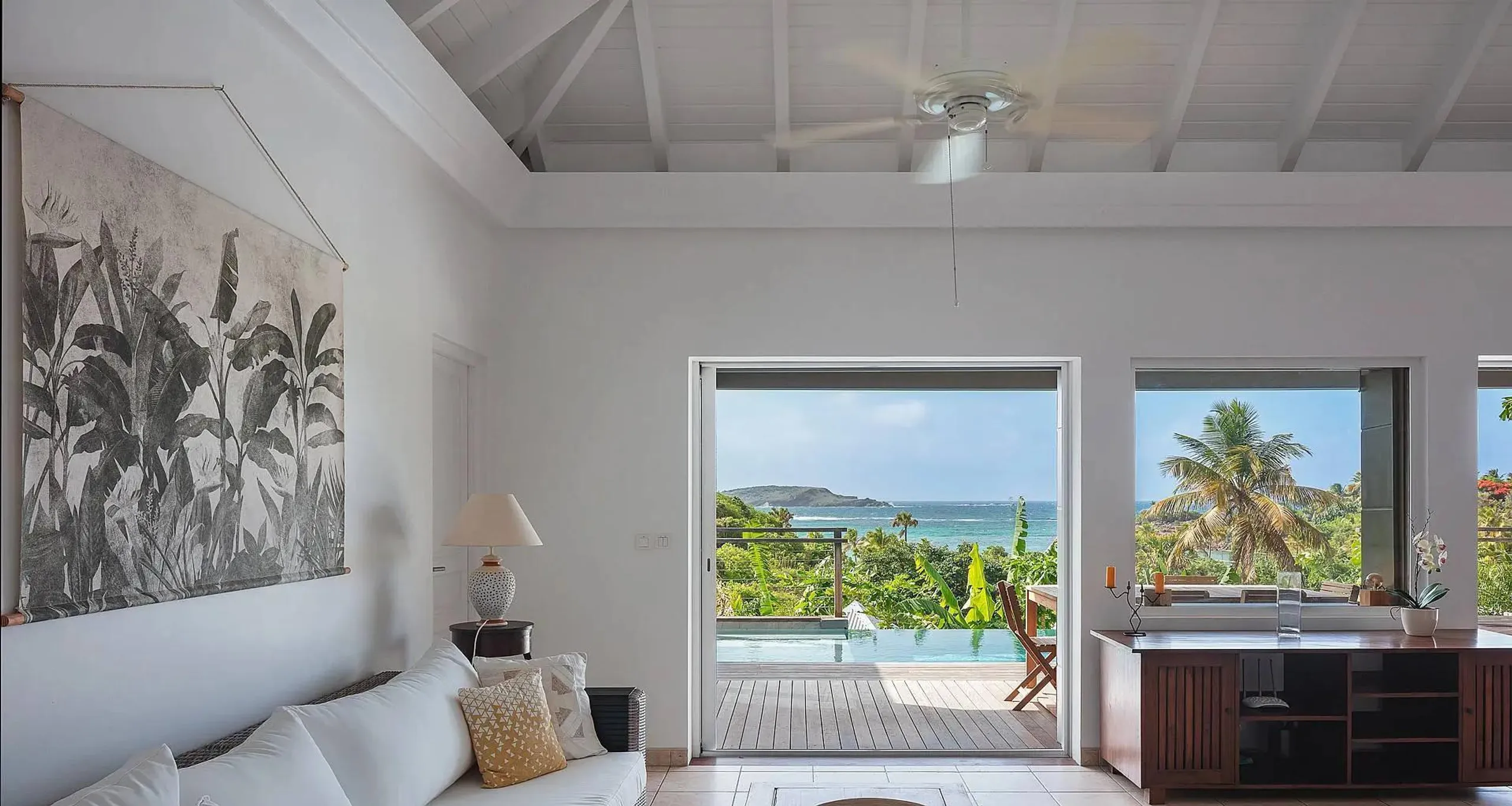 Serene Cul de Sac Villa with Infinity Pool and Stunning Ocean Views — photograph 5