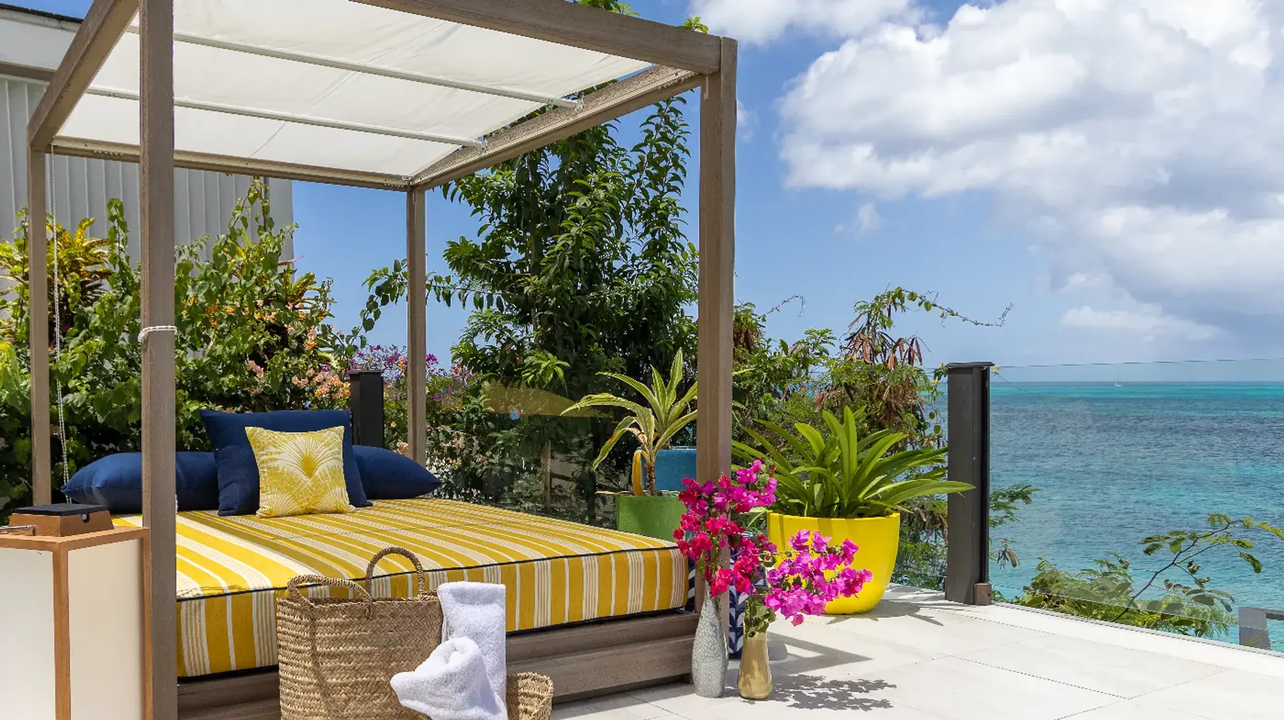 Beachfront Inspiring 4-Bedroom Villa with Infinity Pool & Private Access to Ffryes Beach — photograph 3