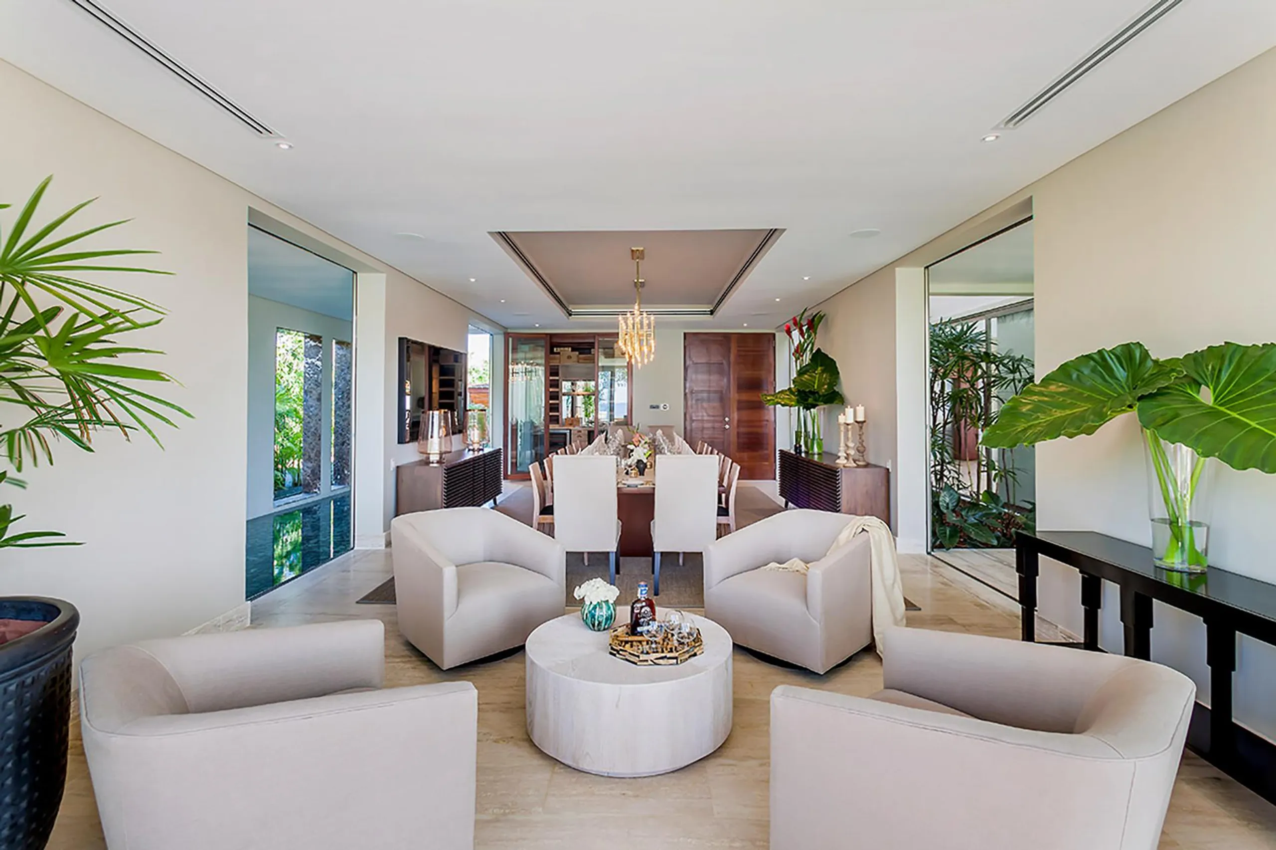Splendorous Oceanfront Estate with Reflective Pools and Tropical Surroundings — photograph 6
