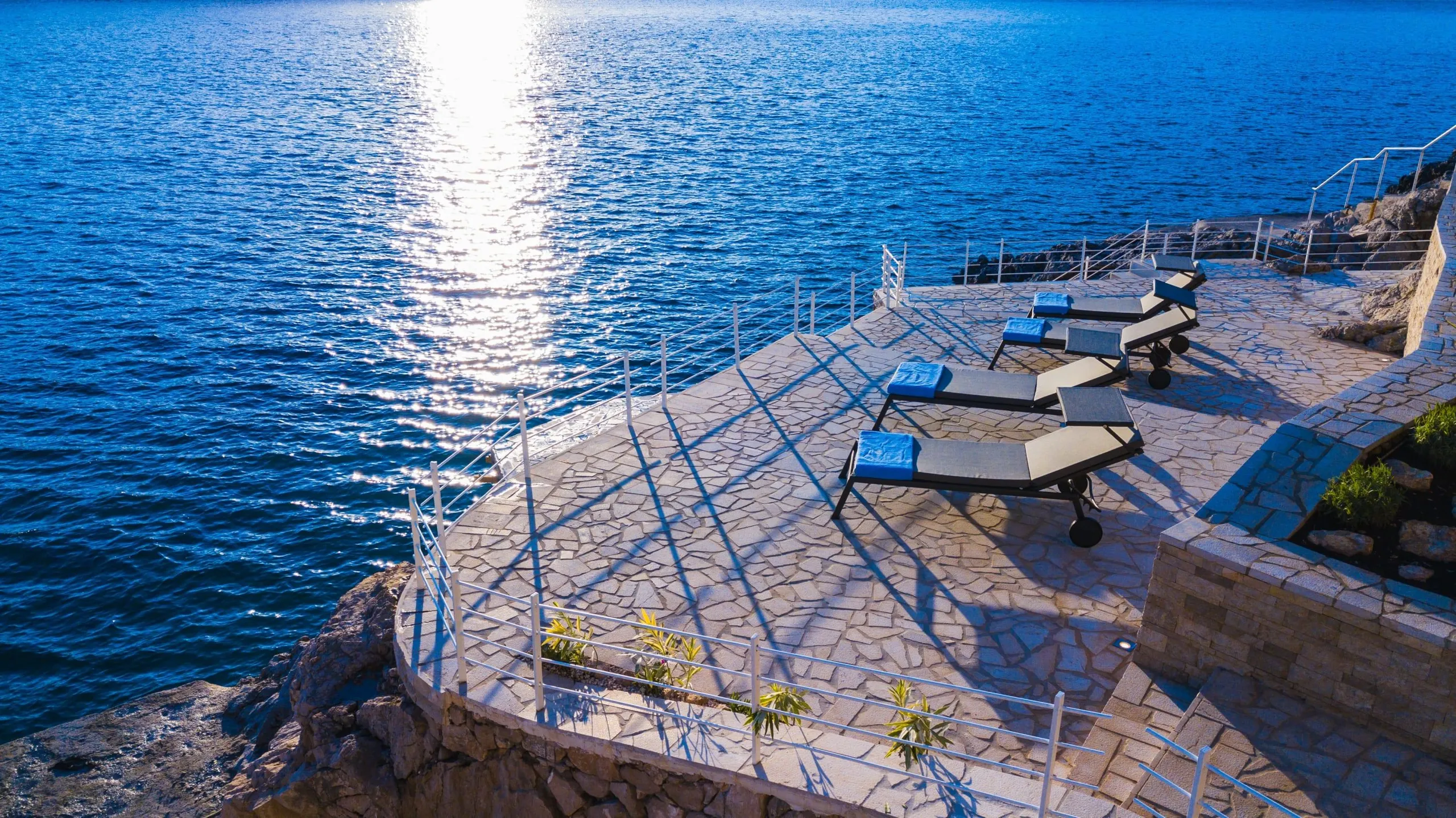 Lavish Waterfront Villa with Beach Access — photograph 3
