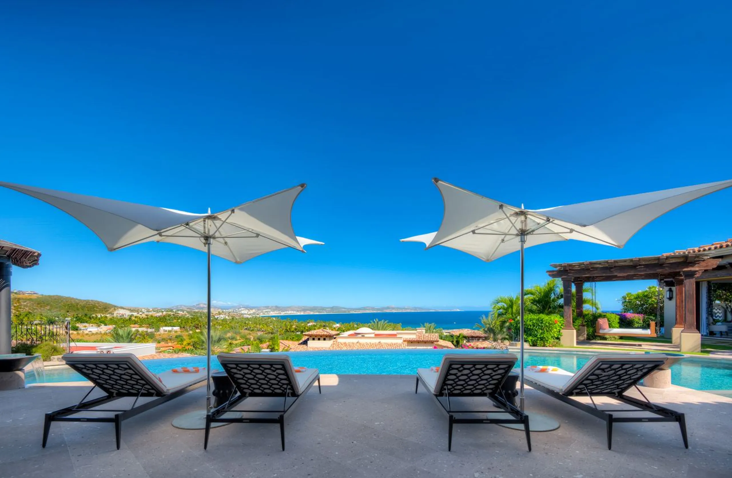 Majestic High-End Villa with Private Infinity Pool, Jacuzzi and Ocean Views — photograph 4