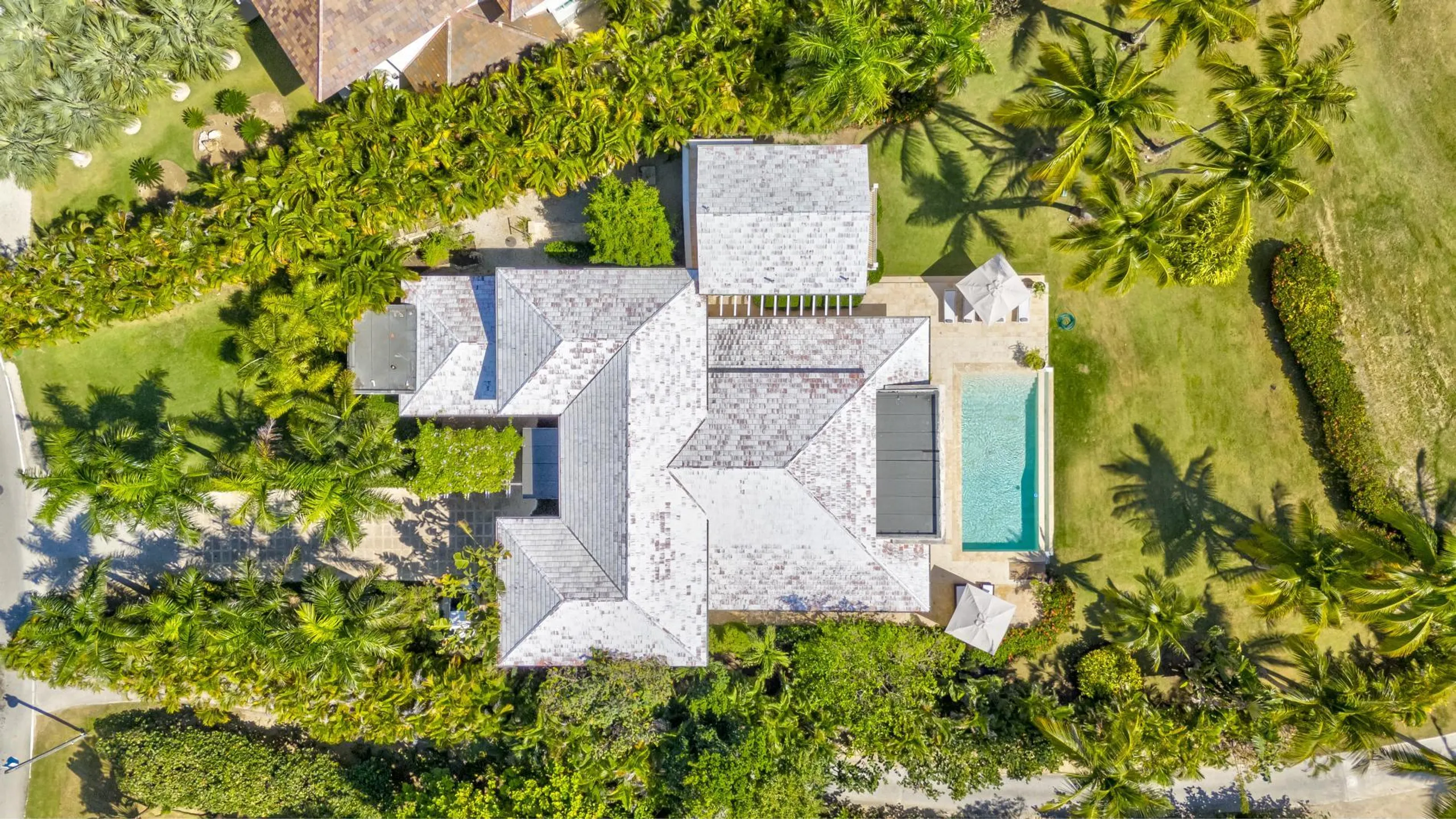 Lavishly Appointed Villa with Private Pool and Golf Course View — photograph 5