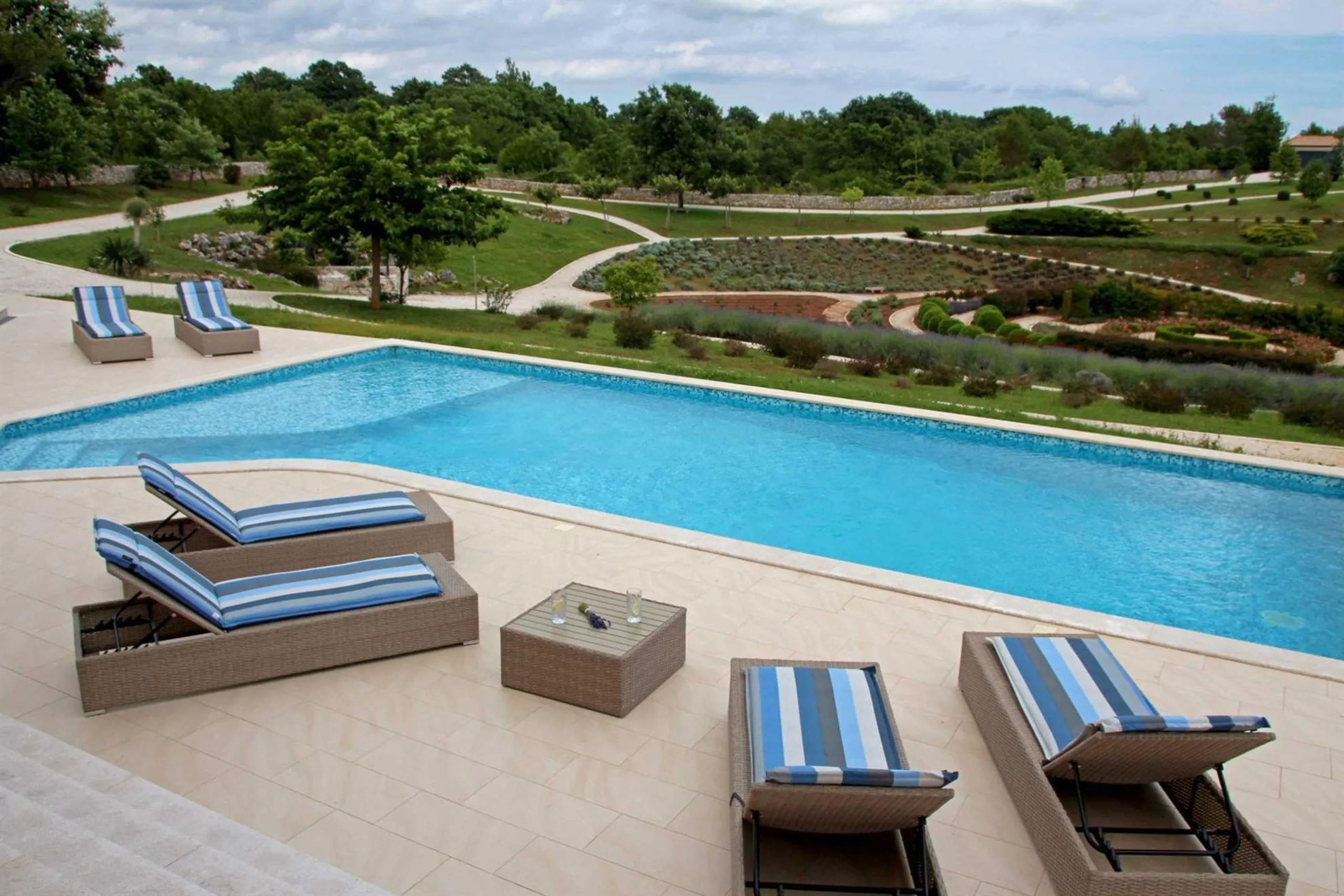 Charming 5-Bedroom Villa with Pool Surrounded by Orchards in Quiet Istrian Village — photograph 3
