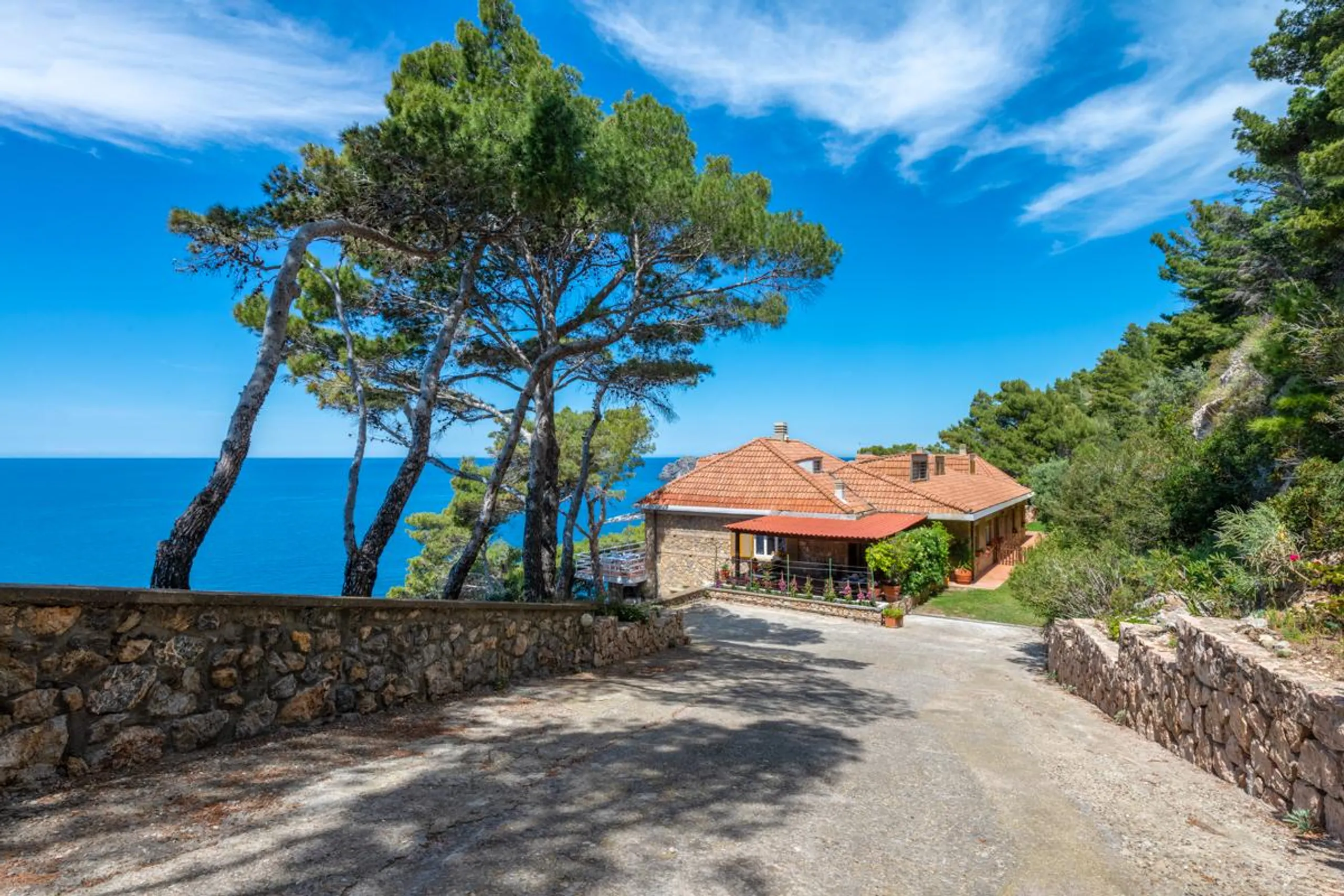 Resplendent Cliffside Villa with Magnificent Ocean Views and Patio — photograph 9