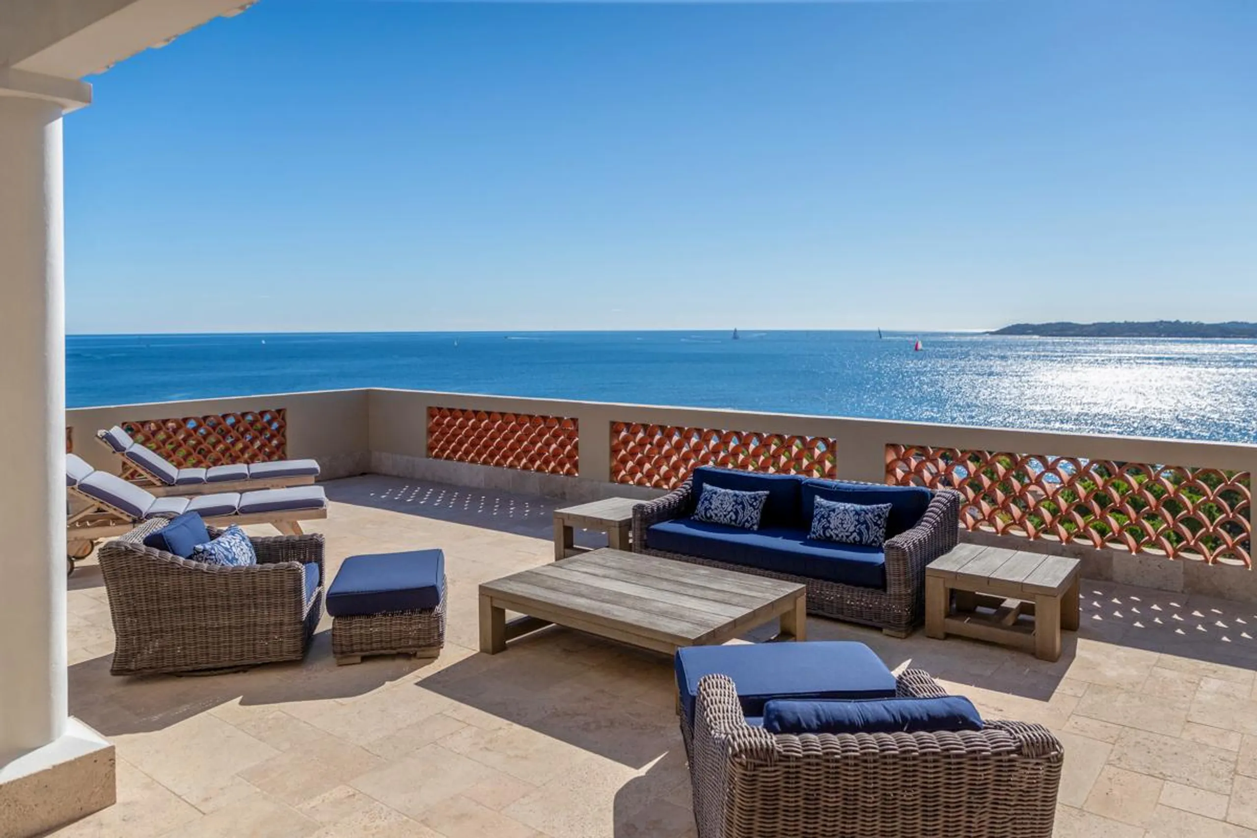 Elegantly Appointed 9-Bedroom Villa Expansive Gardens, Infinity Pool & Stunning Sea Views — photograph 11