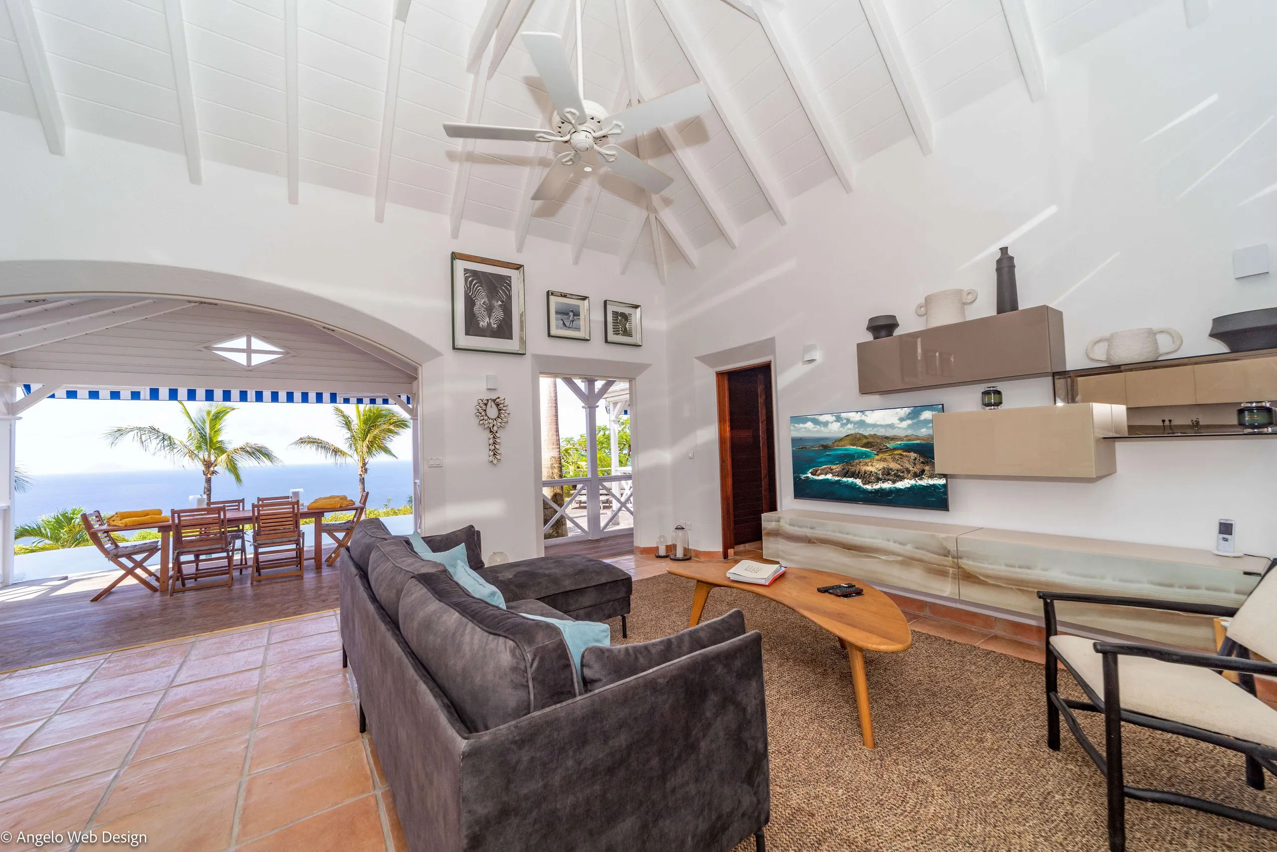Plush and Inviting Villa with Infinity Pool and Breathtaking Ocean Views and Gorgeous Sunset — photograph 10