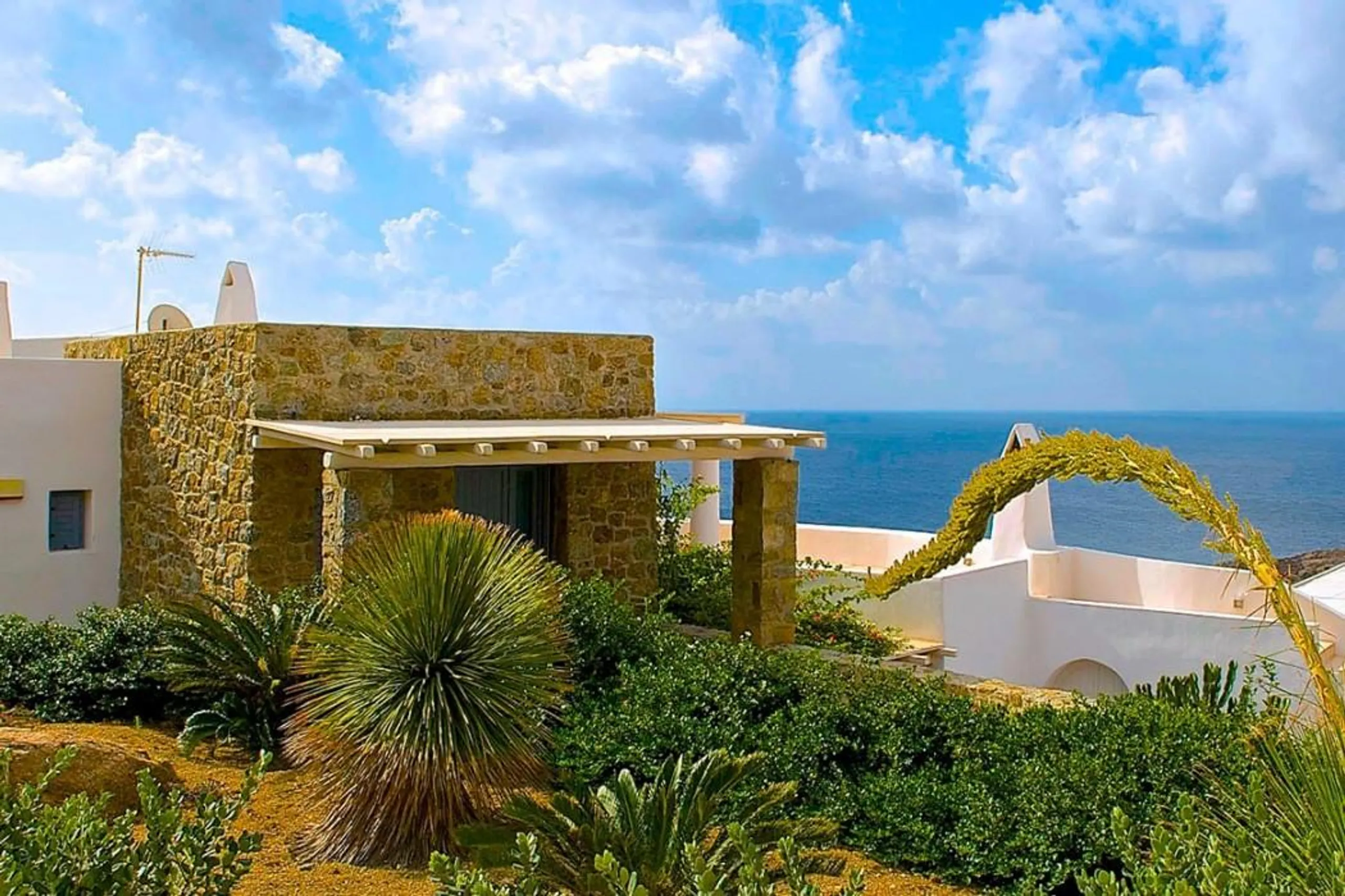 Sumptuous Mykonos Villa with Infinity Pool,  and Panoramic Aegean Views — photograph 8