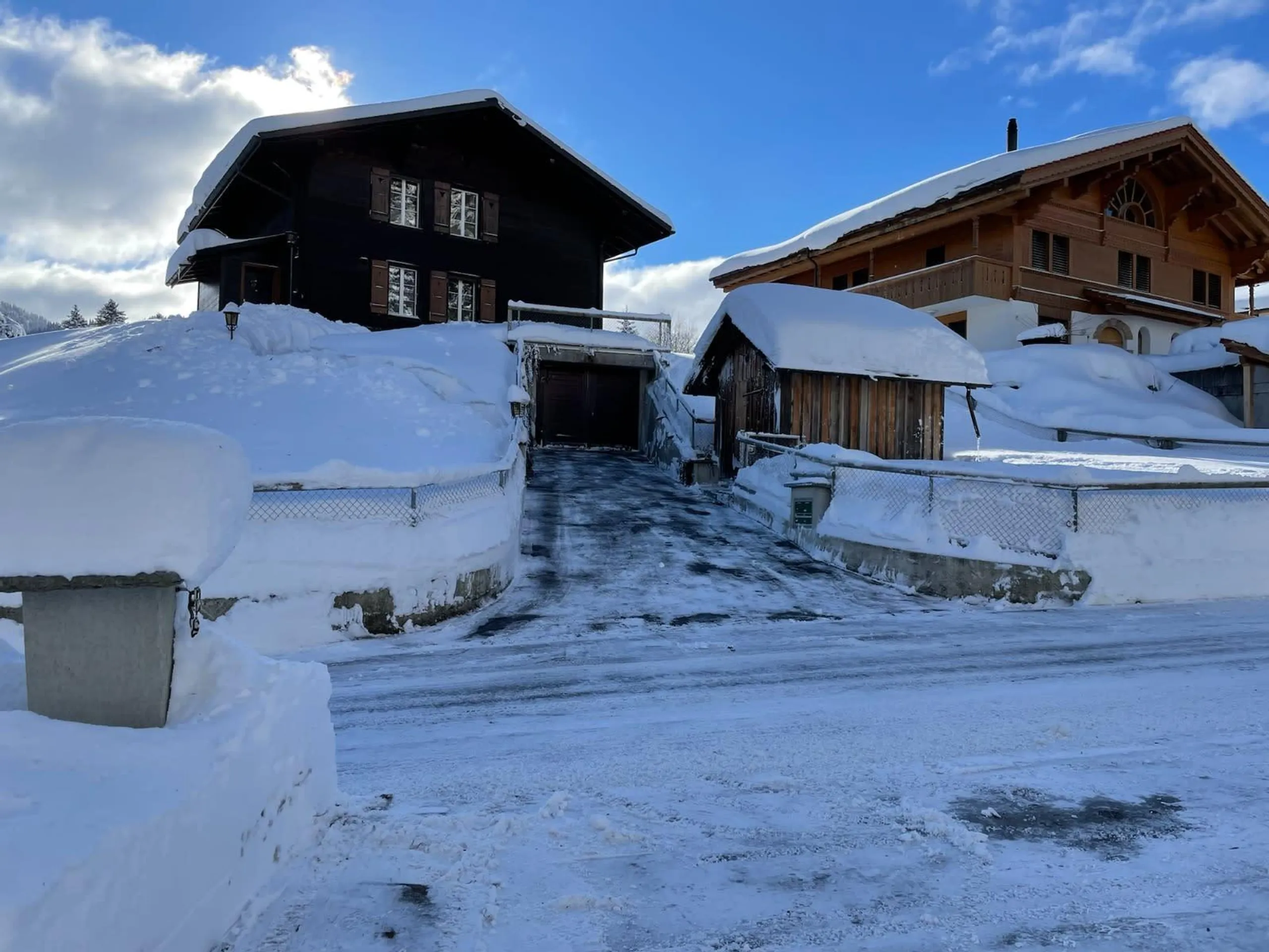 Sophisticated Saanen Chalet with Fireplace and Sun Deck — photograph 3
