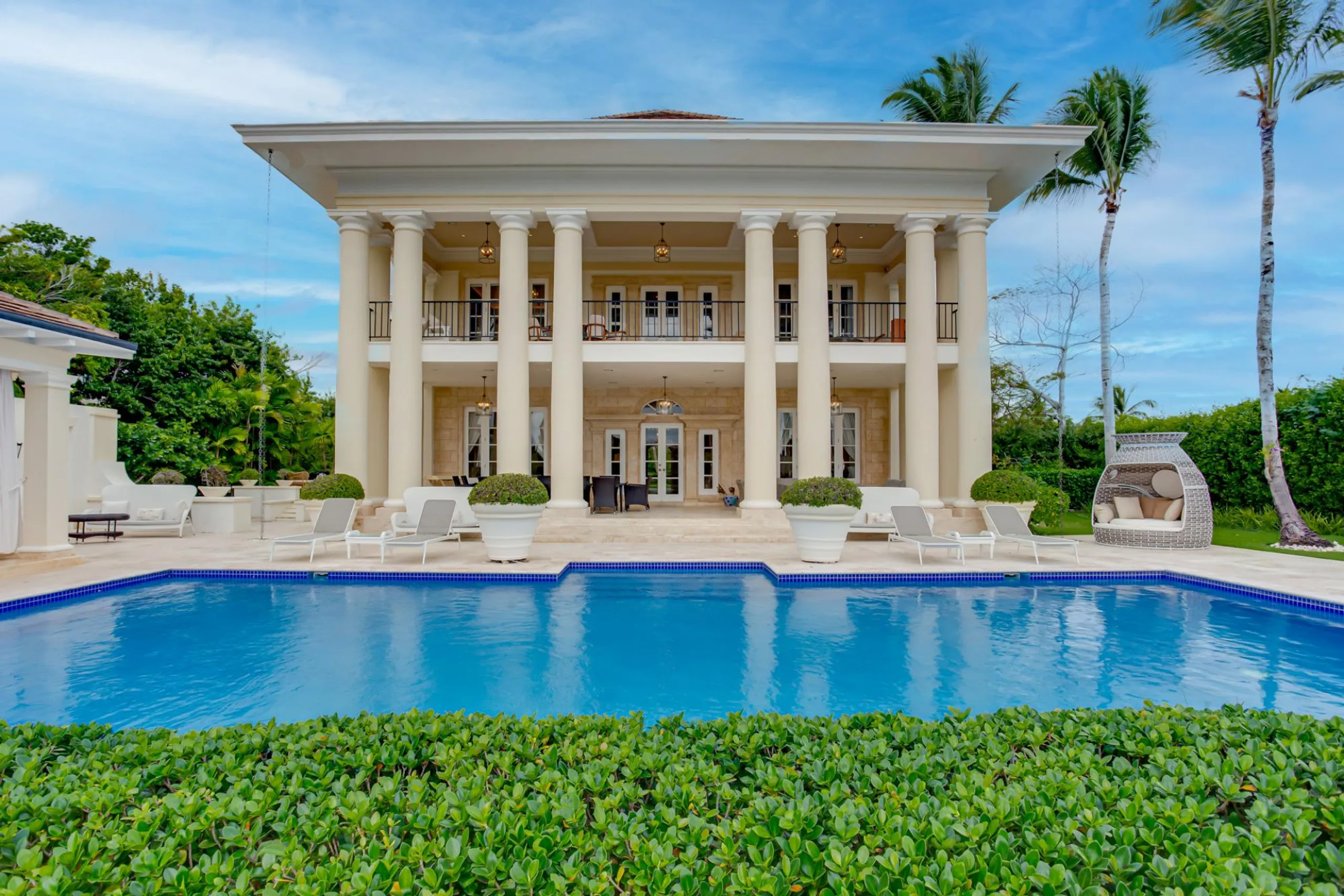 Majestic 7 Bedroom Villa with Private Pool and Lush Surroundings — photograph 9