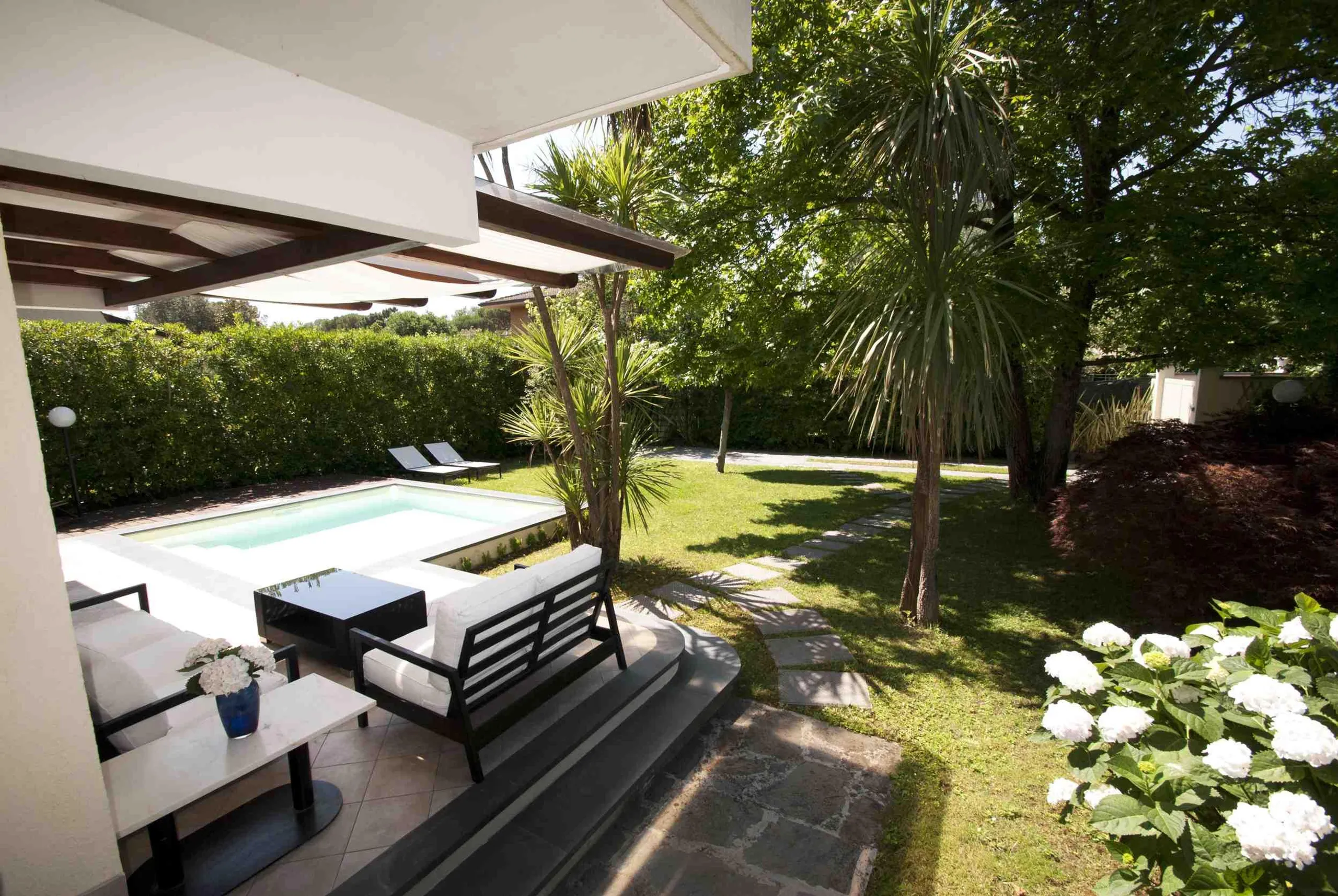 Lovely Garden Villa with Private Pool — photograph 2