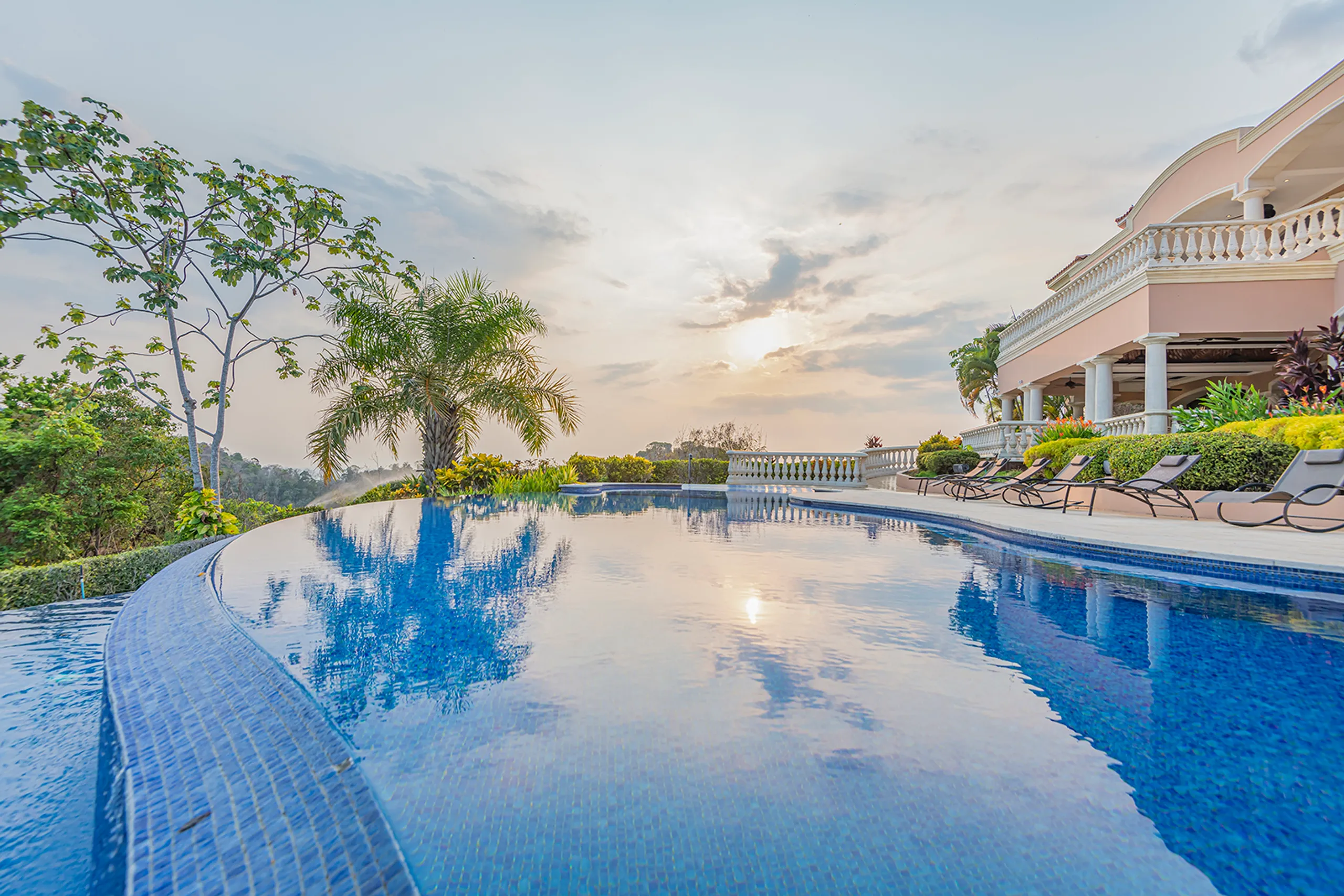 Lavish Villa with Infinity Pool, Hand-Painted Ceilings, and Beach Club Access — photograph 6