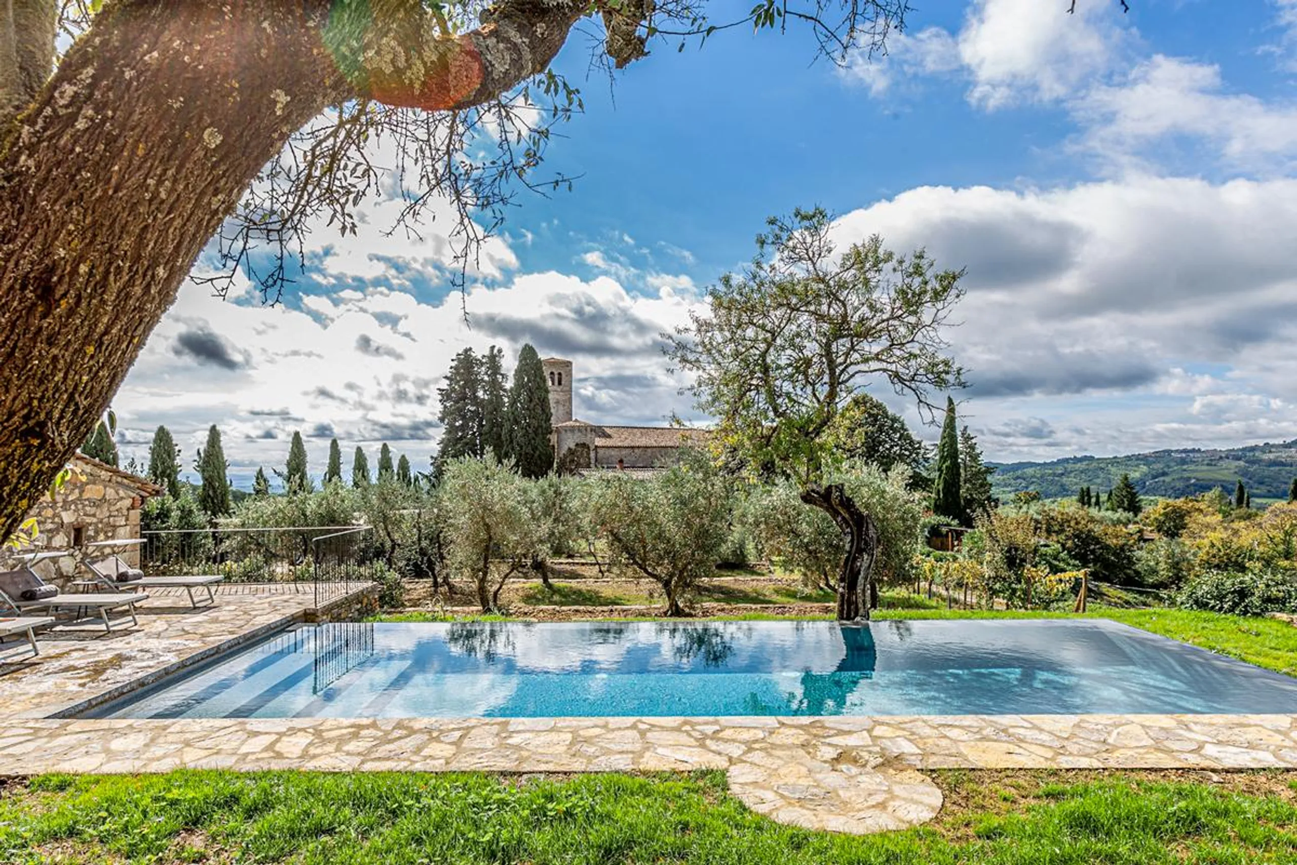 Stunning Tuscan Villa with Pool & Spa on Historic 800-Acre Chianti Estate — photograph 4
