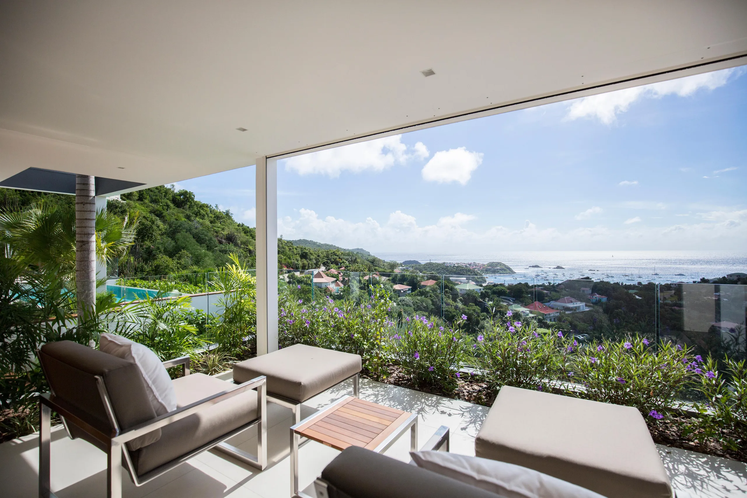 Refined Modern Oceanside Villa with Infinity Pool and Fitness Room — photograph 5
