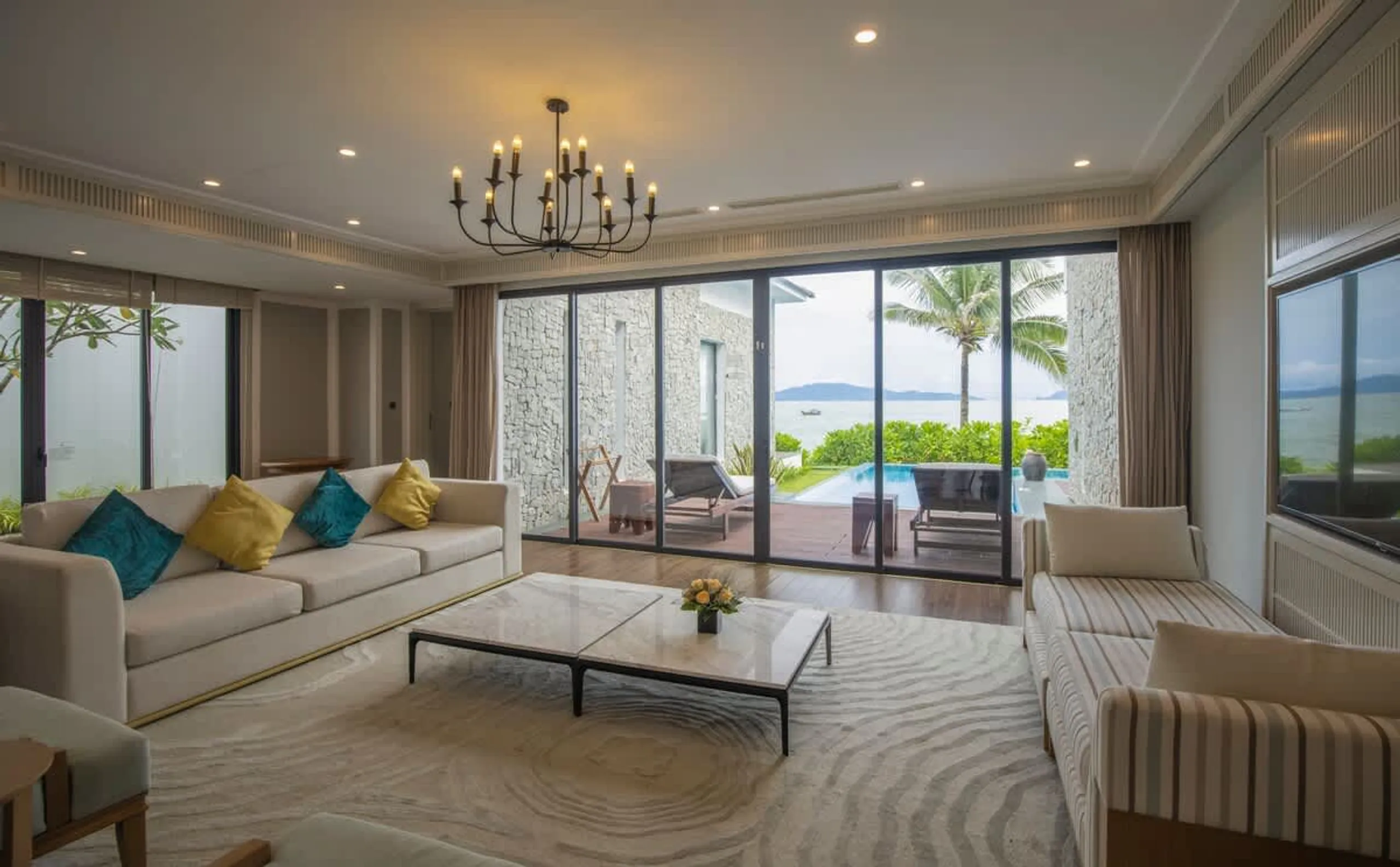 Superlative Coastal Villa with Private Pool and Stunning Beach Views — photograph 2