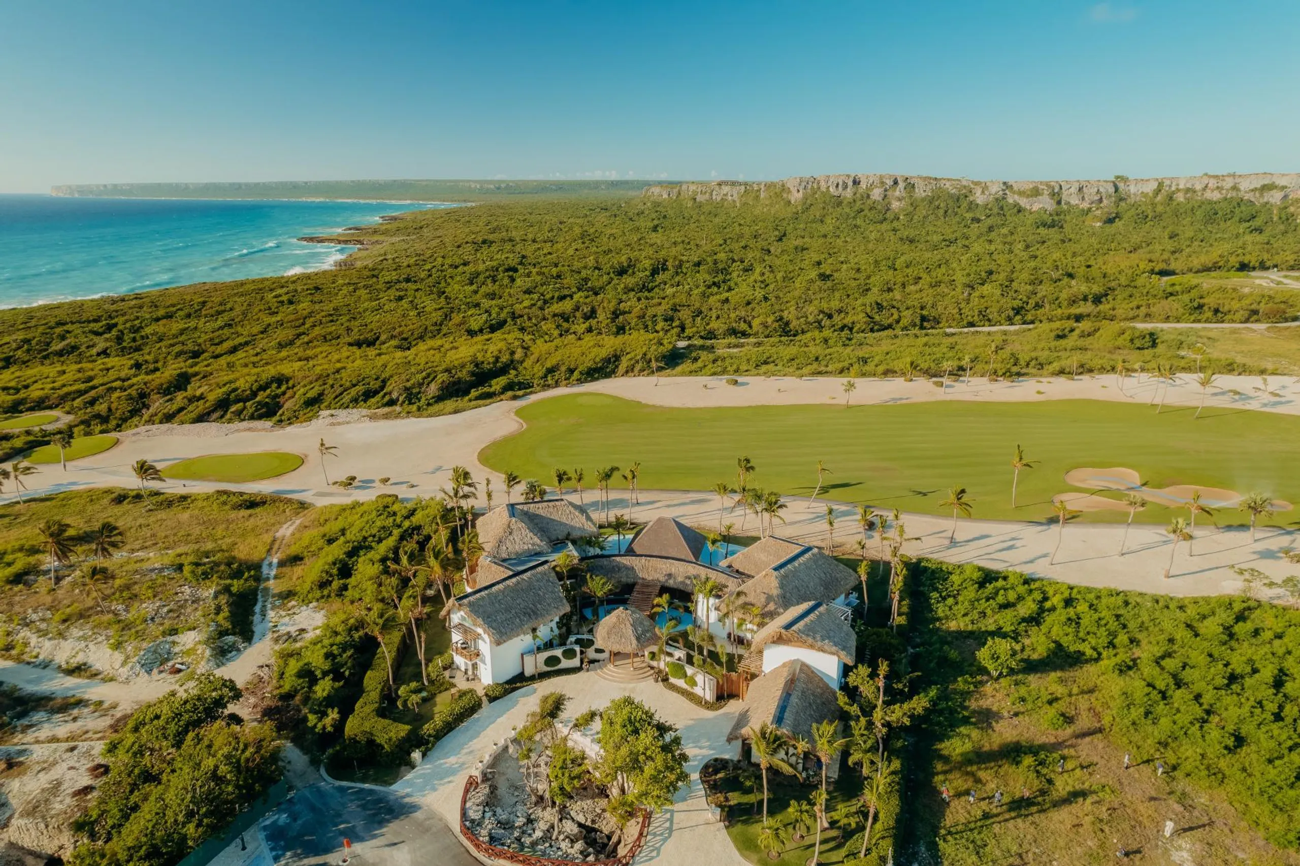 Invigorating Tropical Villa with Private Pool and Golf Course View — photograph 4